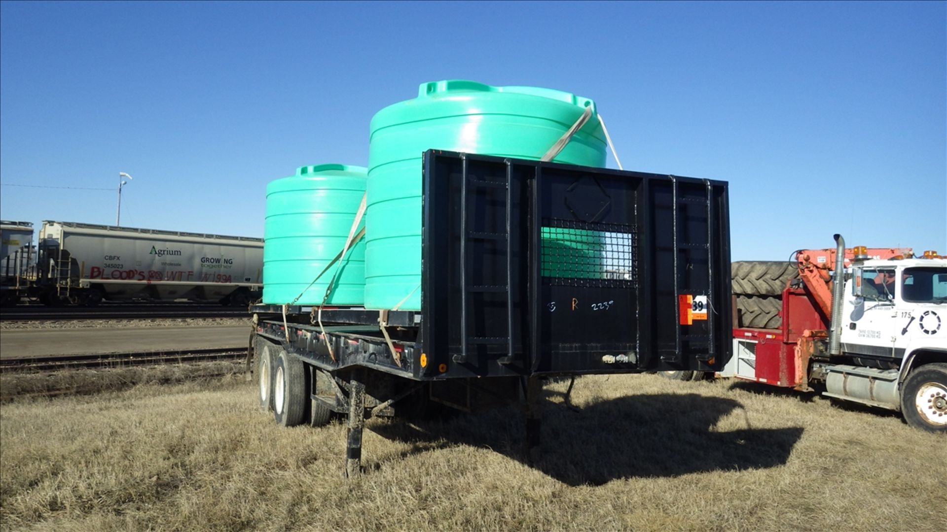 Approx 26ft Trailtech Tandem axle 5th wheel flat bed trailer with air brakes. Tire size 11R 22.5