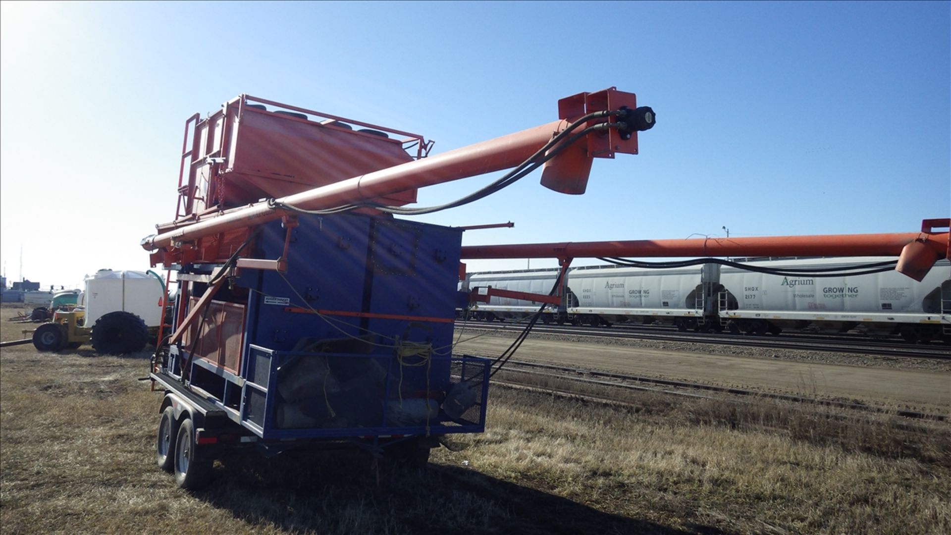 Phoenix Maxi - Clean self contained Grain cleaner with dual augers and 860 engine hours Vin# GC4A016 - Image 11 of 14