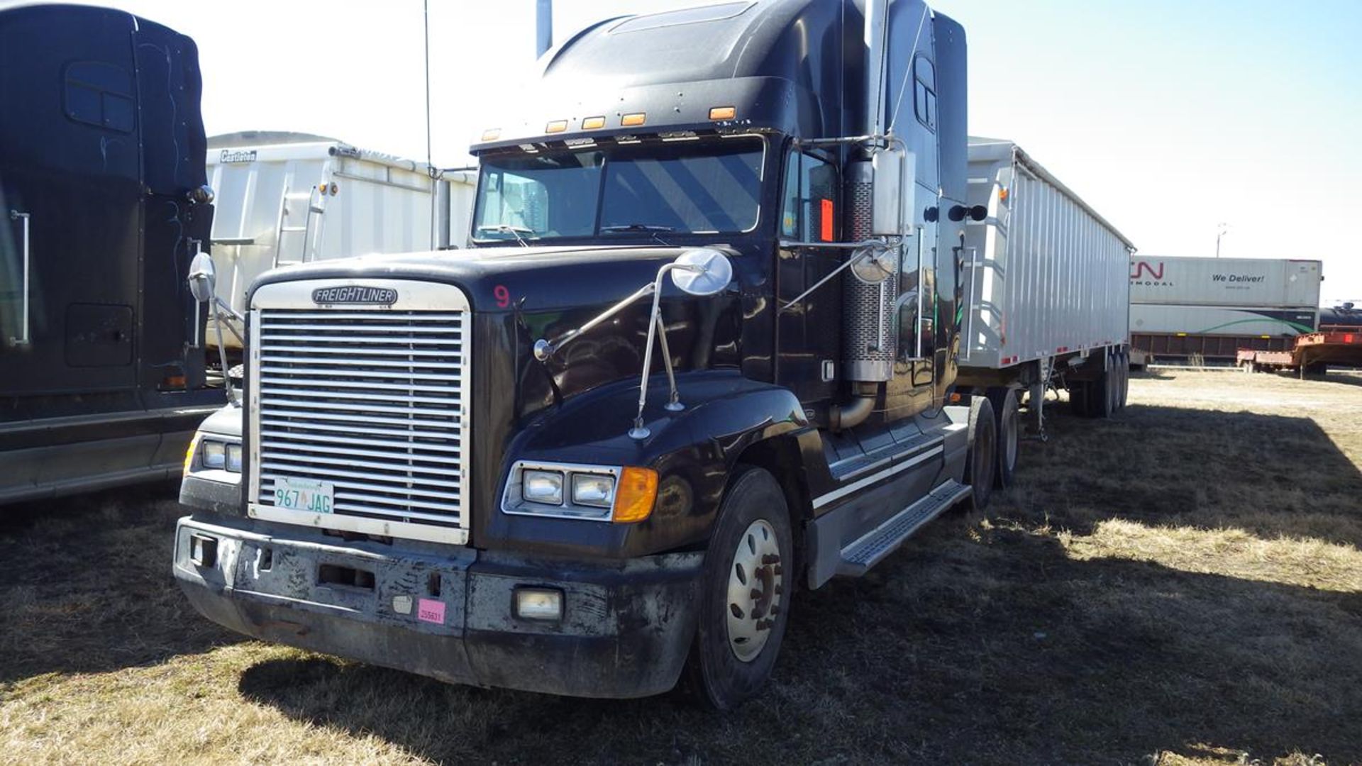 2004 Freightliner 10 spd Transmission, Cat engine, Vin# 1FUYDX4B34LB64371 Showing 305,607 Kms. Air