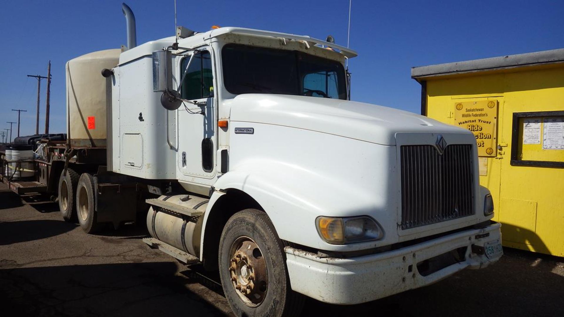 1999 International Model 9400 6X4 with N-14 Cummins Diesel Vin# 2HSFHAERXXC050916 showing 957,424 - Image 5 of 23