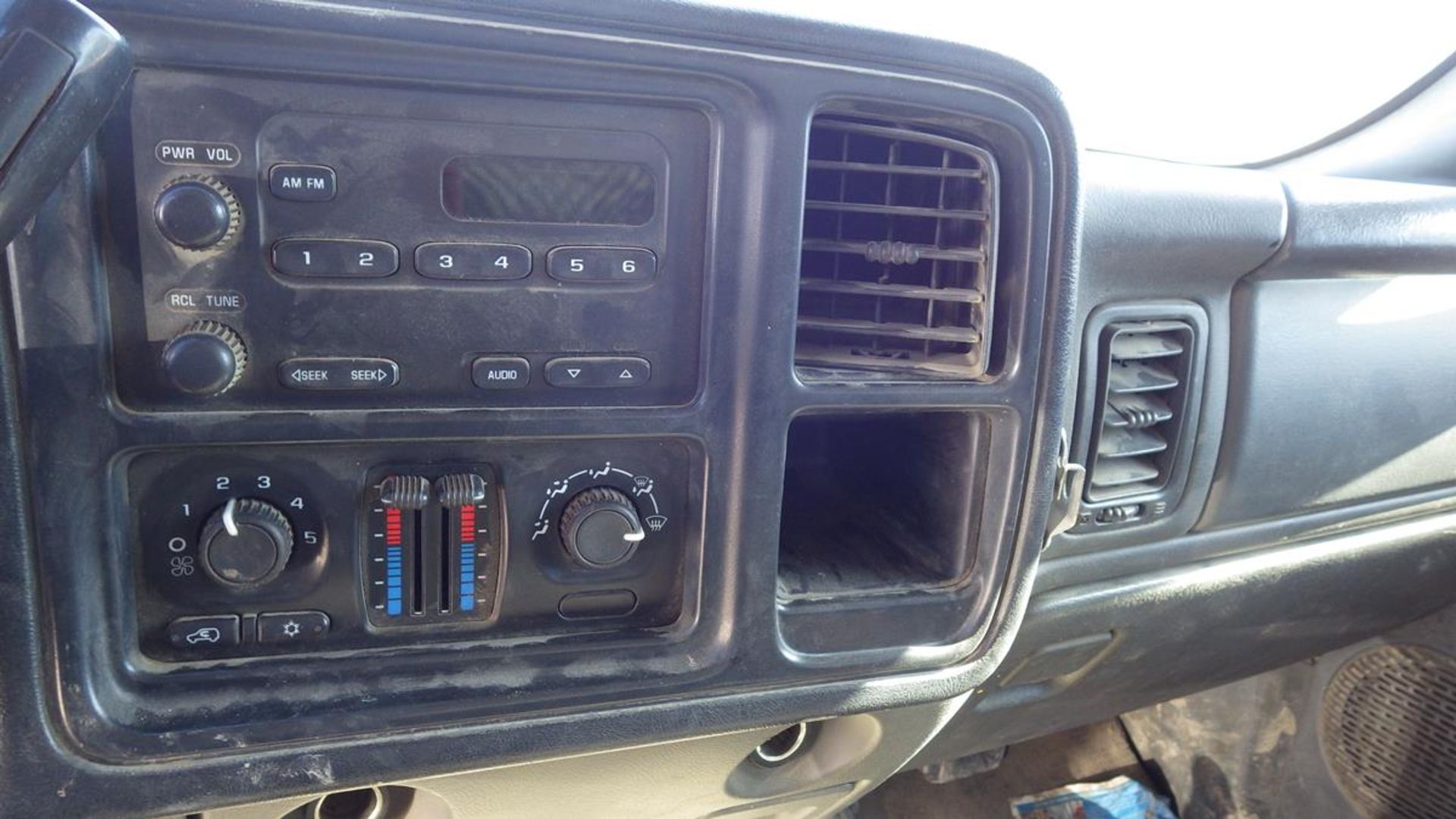 2004 Chev 3500 6.0L vortec V8 4 x 4 crew cab Vin# 1GBHK33G14F236199 showing 171,759 Kms and 4717.7 - Image 13 of 19