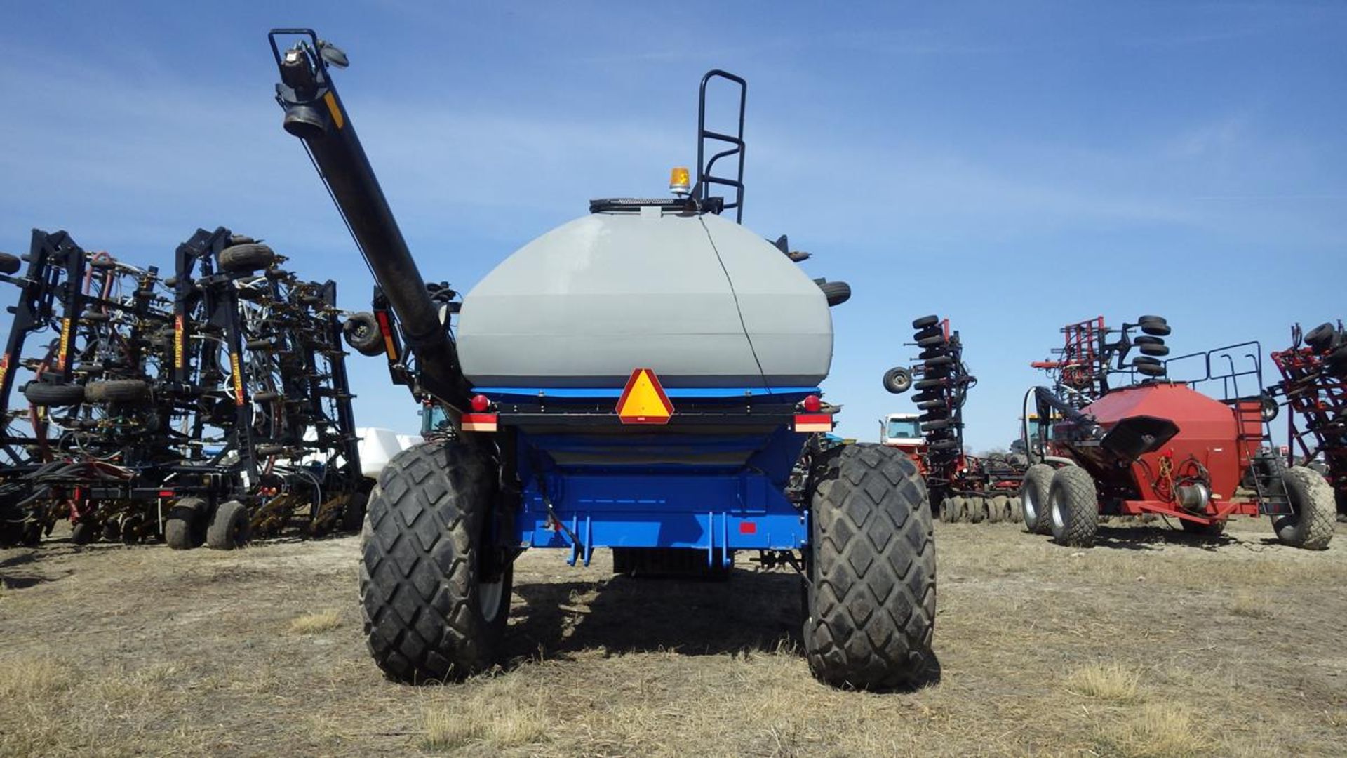 Monitor included! New Holland SC 380 Air Cart With auger Vin# NL011029 Tires front 22.5LX16.1 Rear - Image 9 of 12