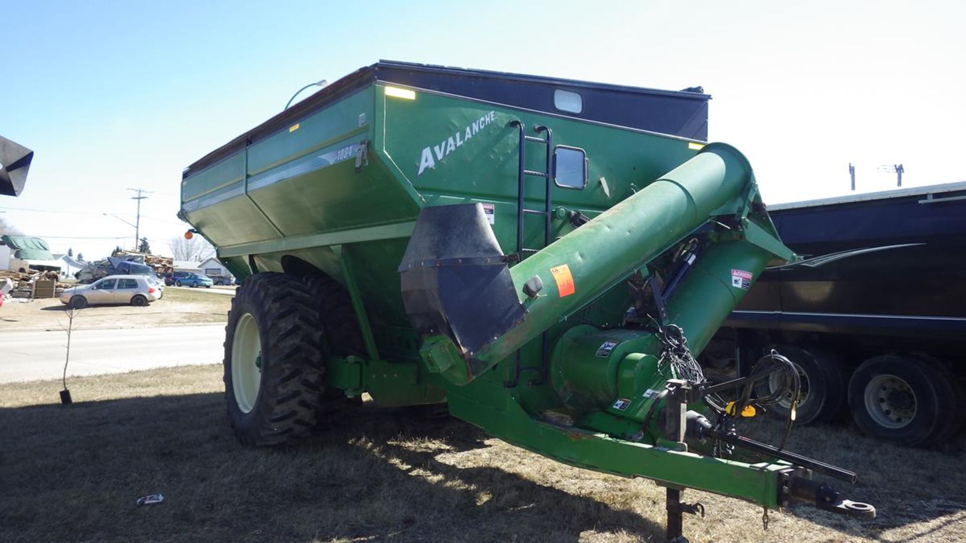 Brent Avalanche grain cart with roll top cover, walking tandem axle and approx 19 inch discharge - Image 2 of 6