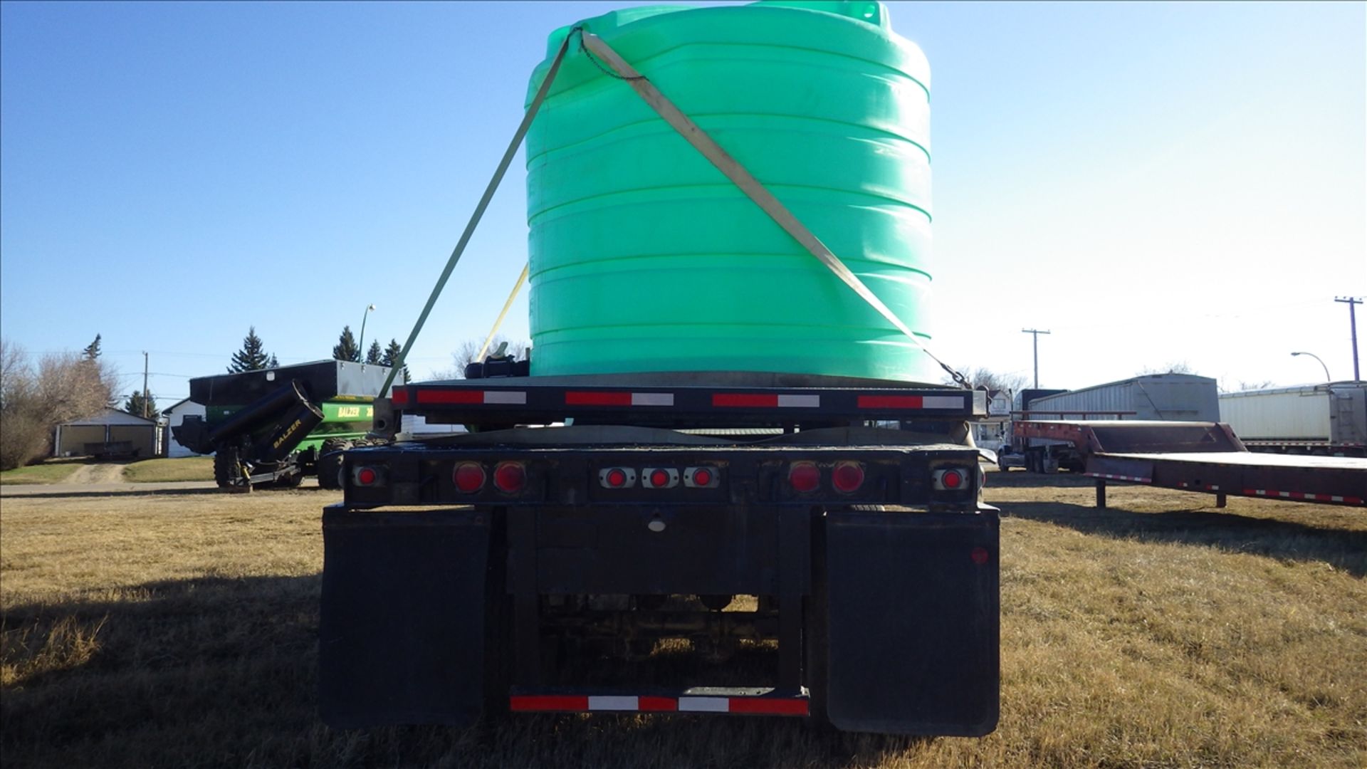 Approx 26ft Trailtech Tandem axle 5th wheel flat bed trailer with air brakes. Tire size 11R 22.5 - Image 6 of 9