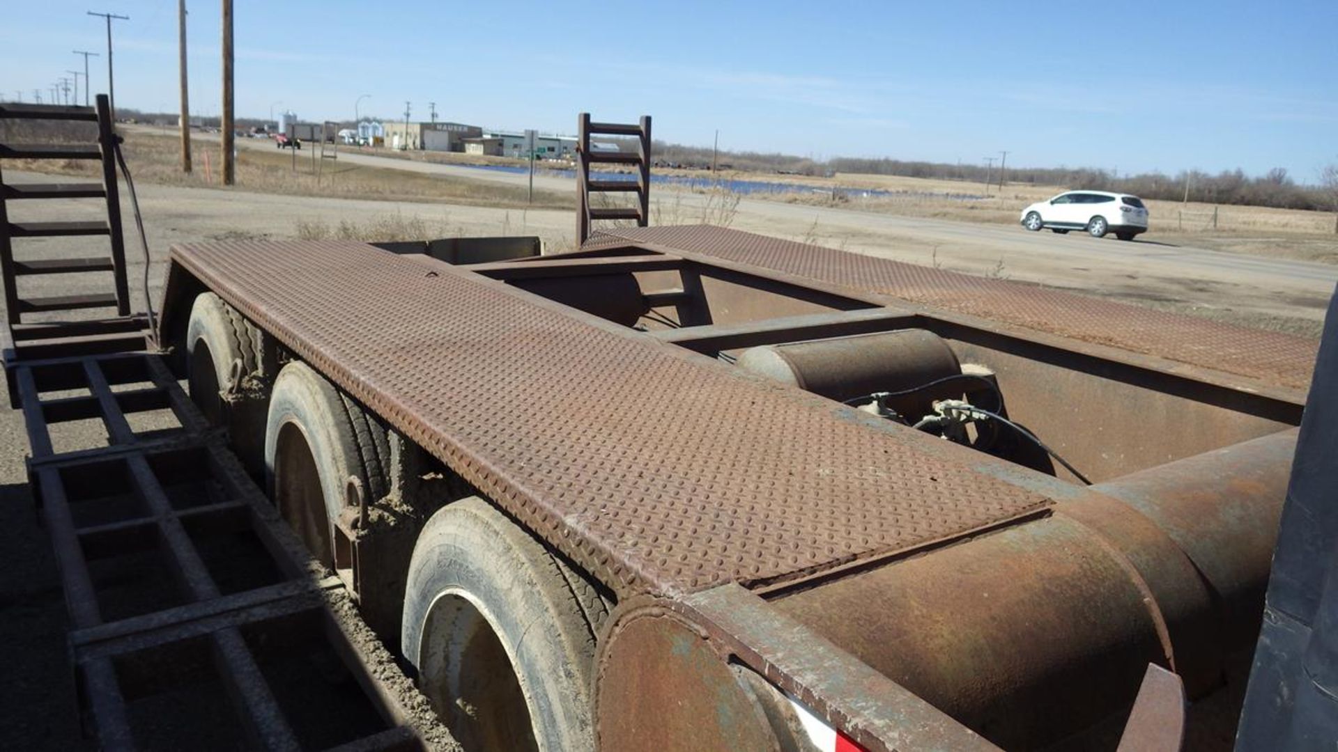 Drop deck tridem axle sprayer transport trailer with nurse station, With one 2400 Gal & and one 1400 - Image 7 of 18