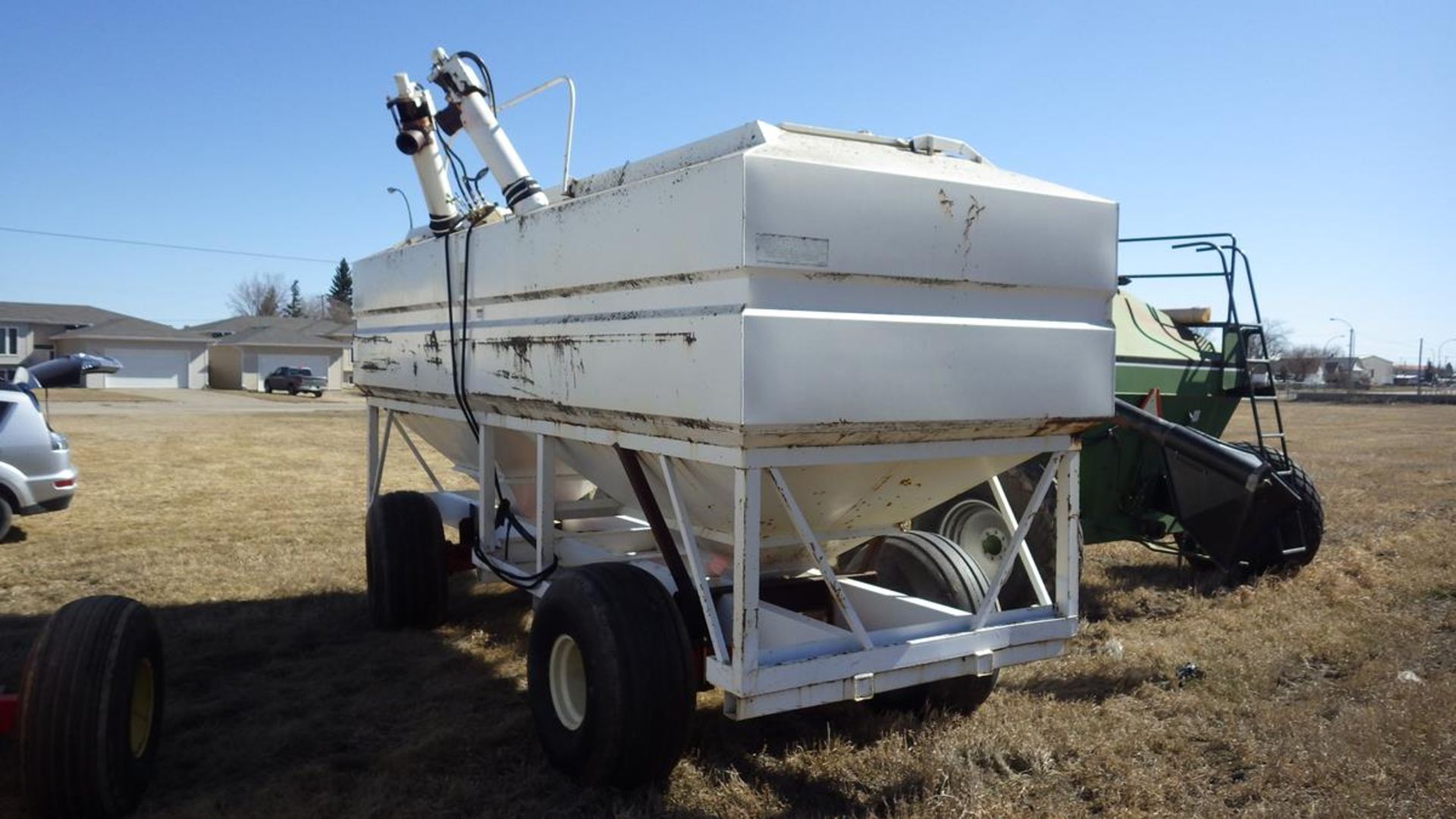 Double compartment grain tank on wagon chassis - Image 2 of 4