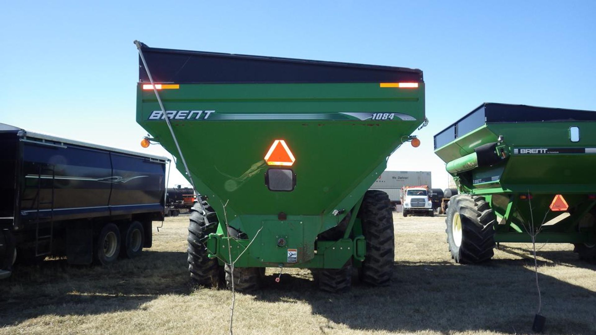 Brent Avalanche grain cart with roll top cover, walking tandem axle and approx 19 inch discharge - Image 4 of 6