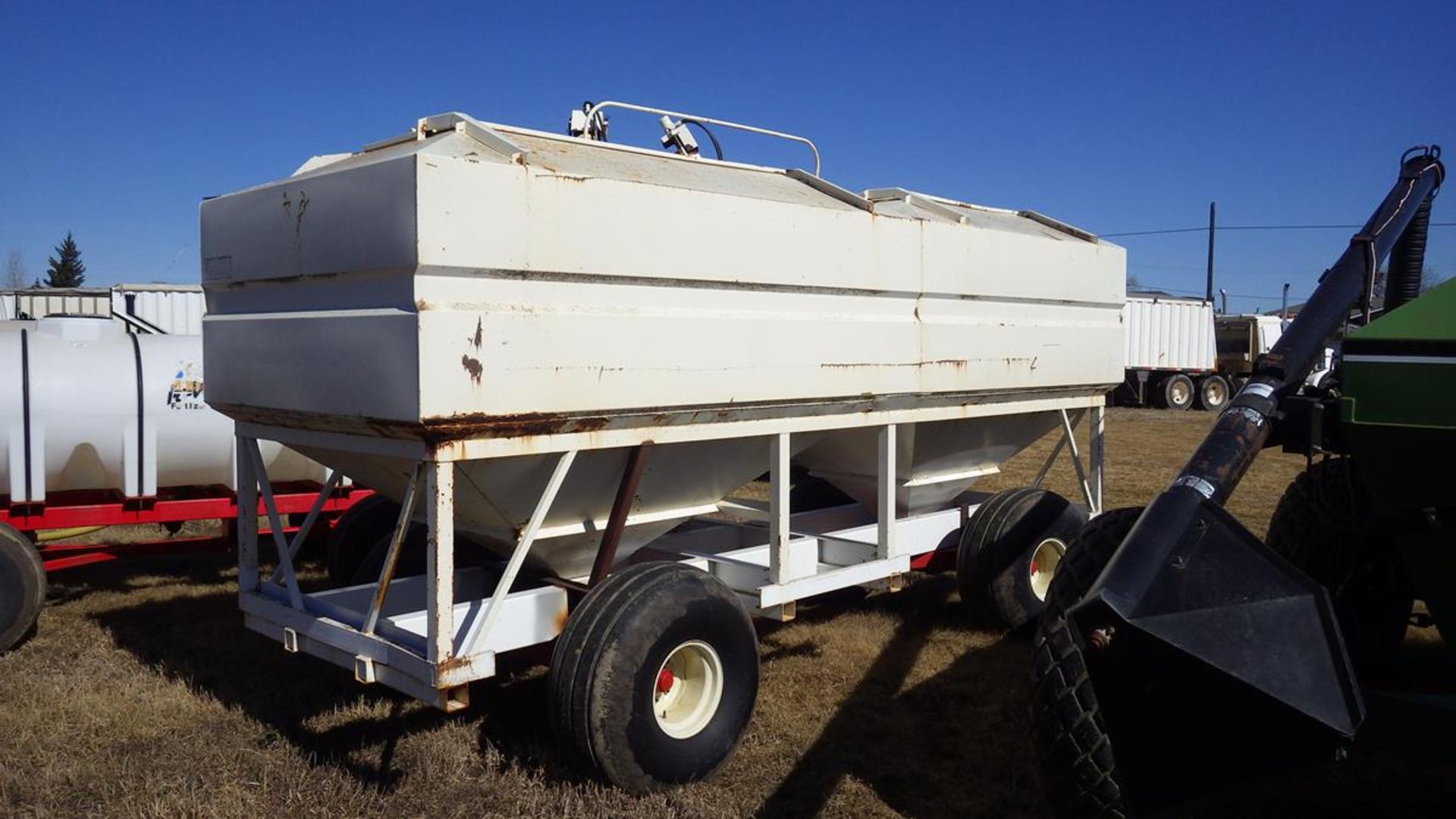Double compartment grain tank on wagon chassis - Image 3 of 4