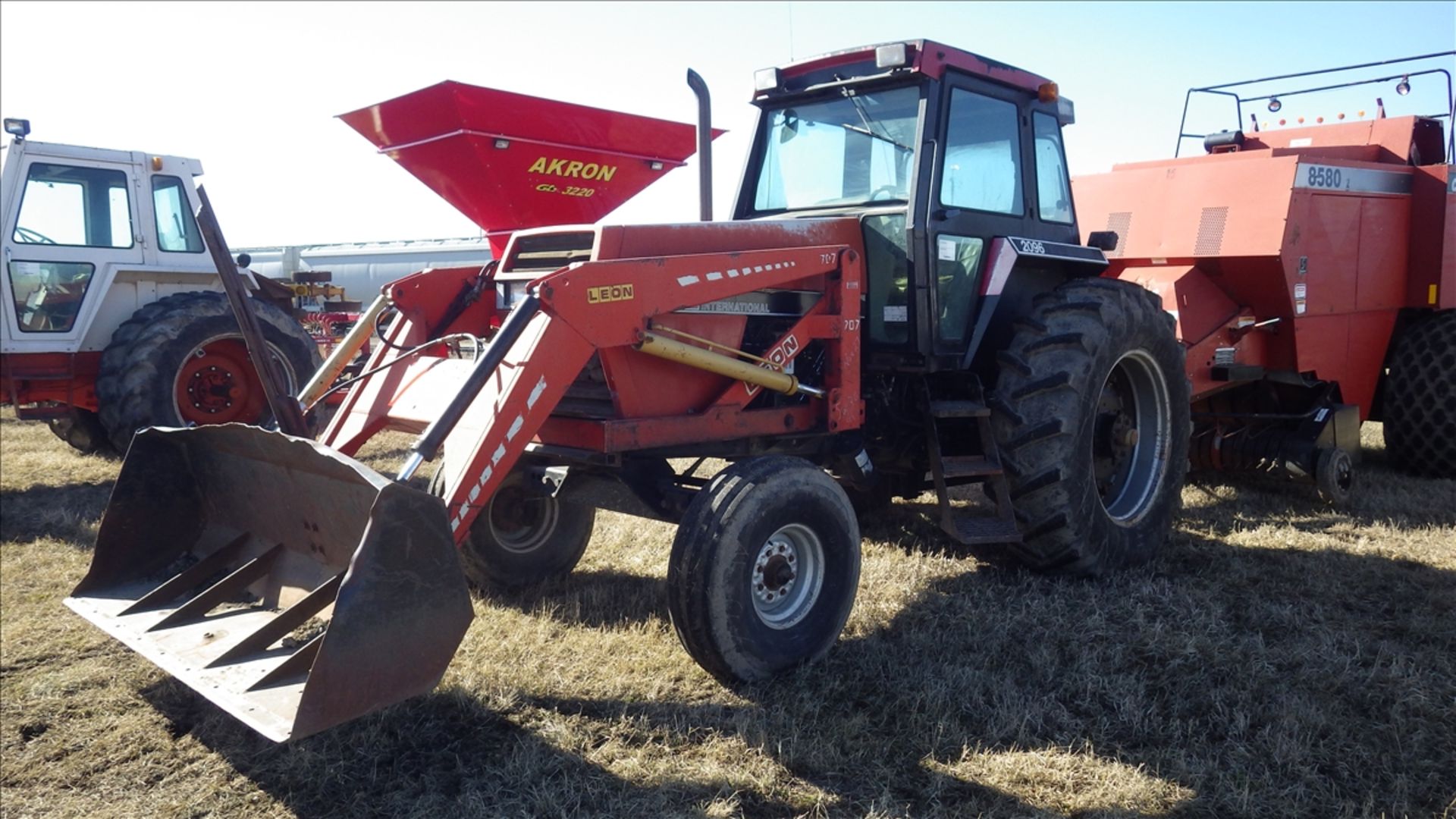Case / International 2096 Power Shift 2 WD single wheel Vin# 9940599 with 3738 Hours showing, Radio,