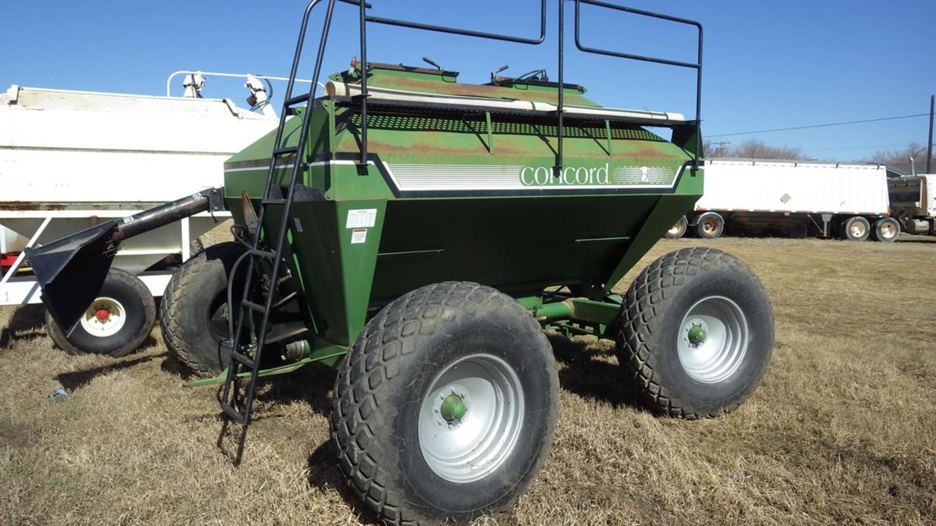 Concord 2300 grain cart with fill auger tire size 18.4 x 26 - Image 6 of 7