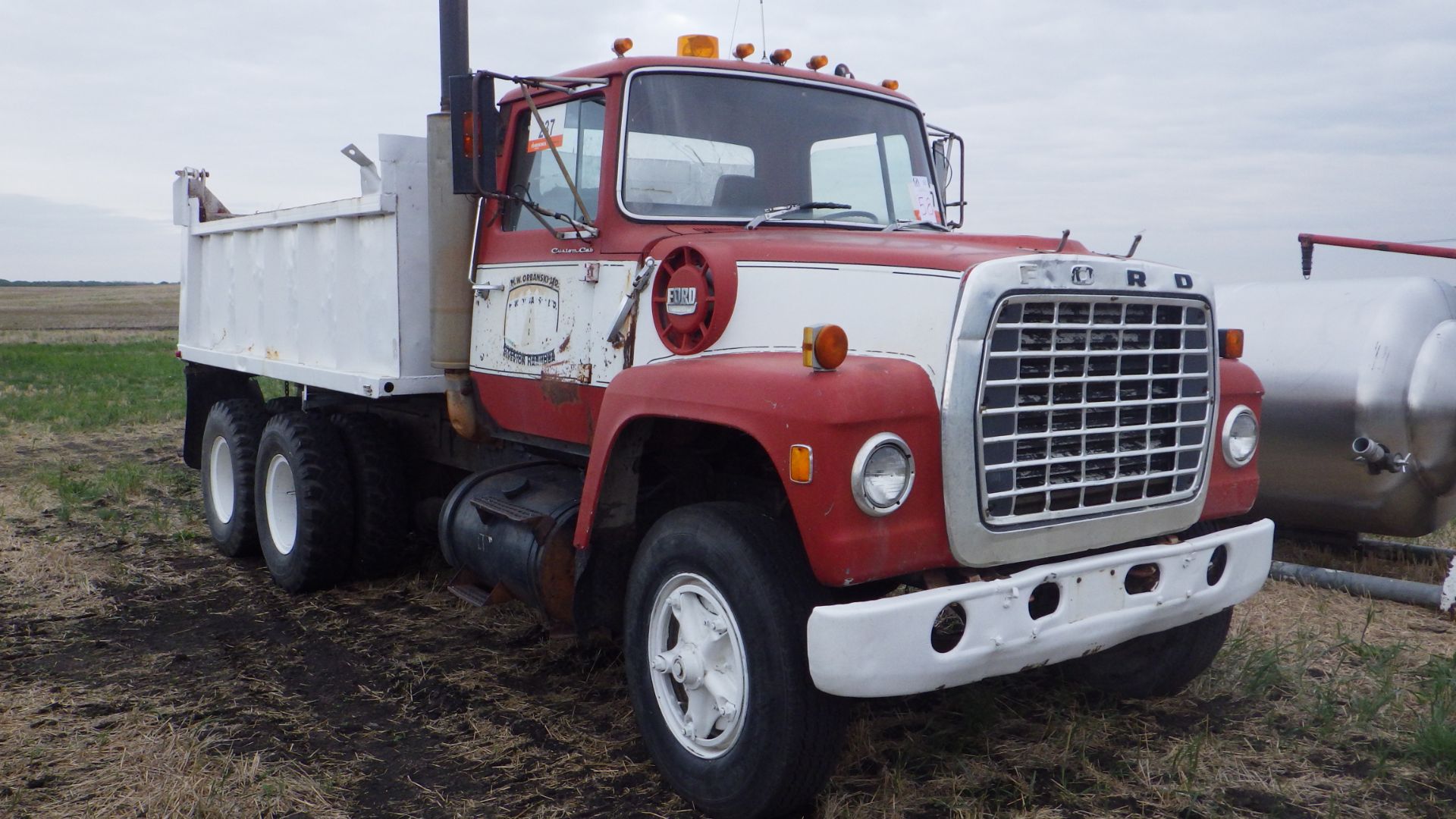 Ford 9000 Tandem Gravel Truck 165,700 miles SNU910VV75106 - Image 2 of 7