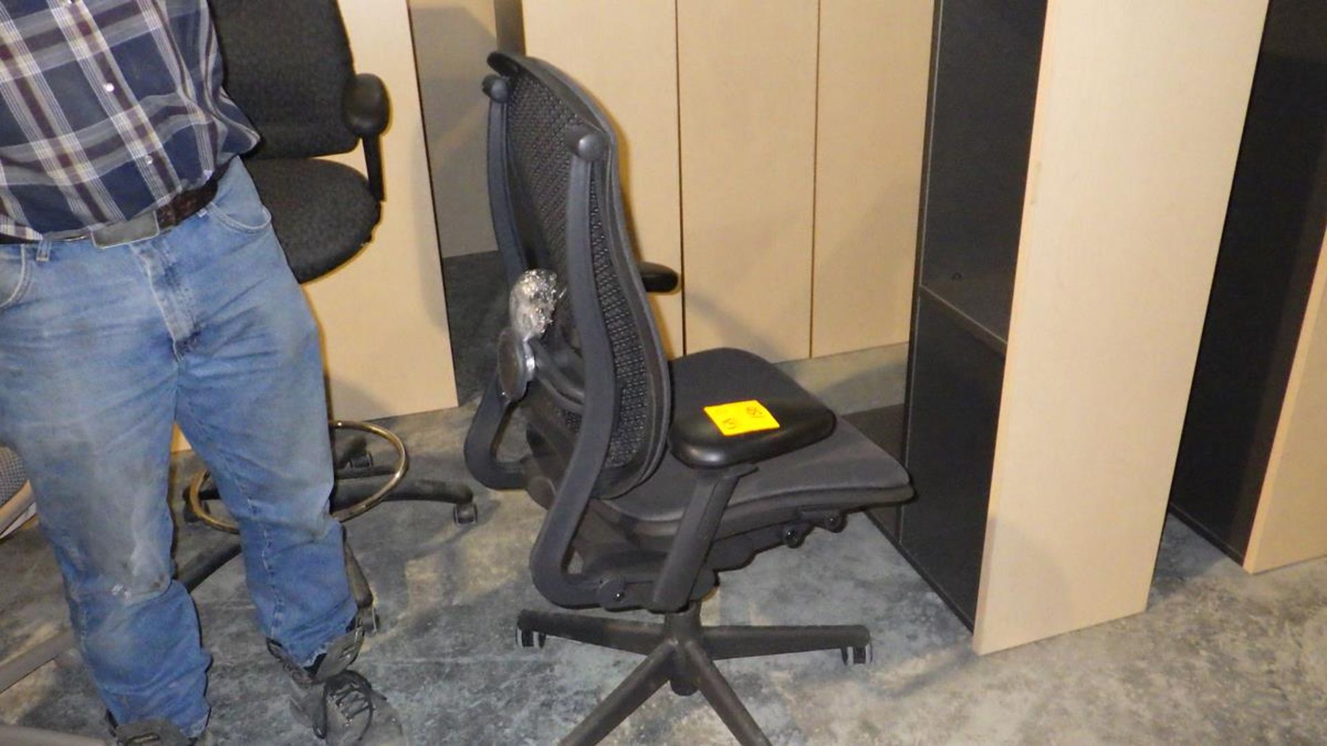 DELUXE OFFICE CHAIR IN GOOD CONDITION - Image 2 of 3