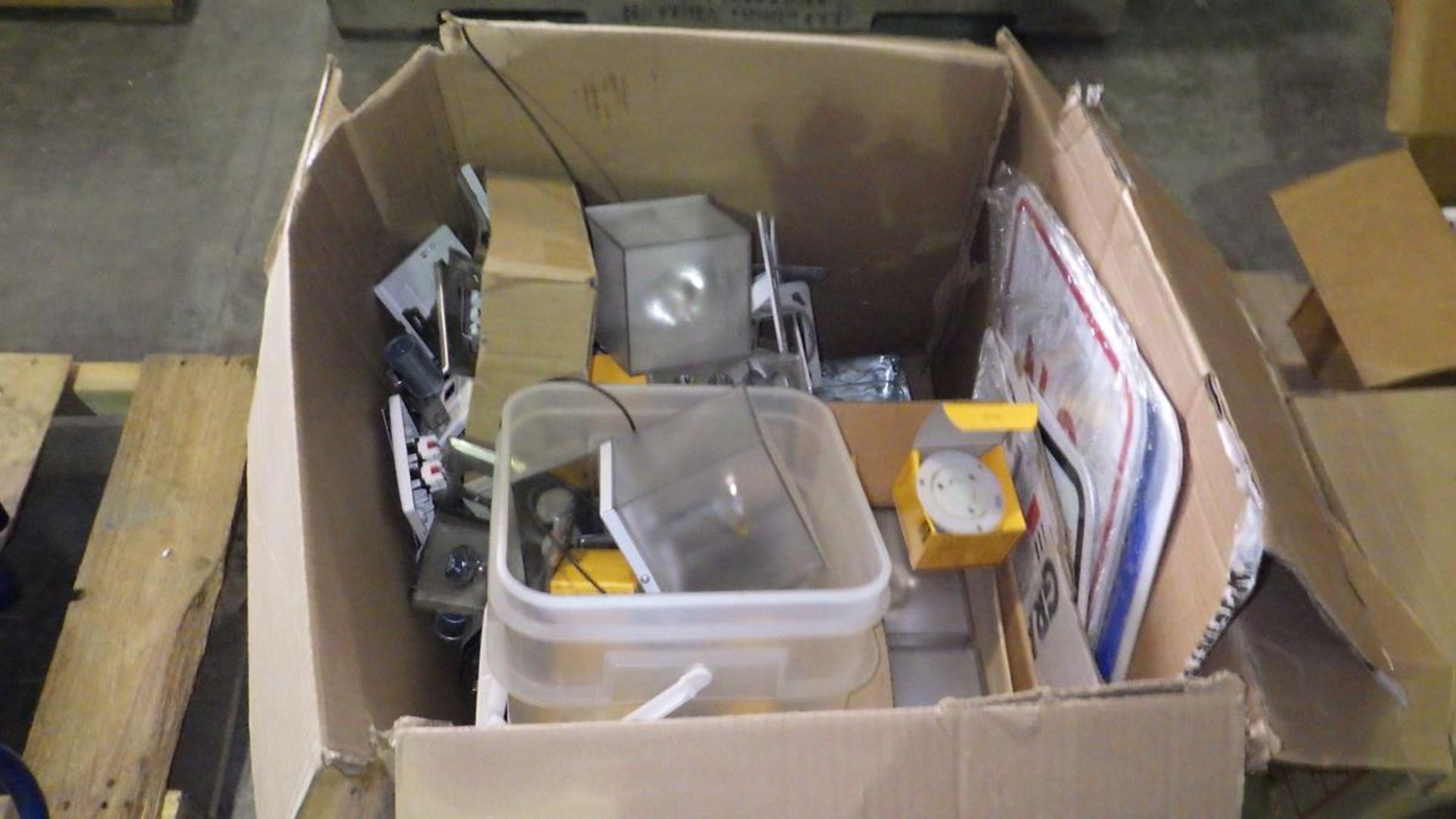 PALLET OF MISC ELECTRICAL LIGHTING, PLUGS, SIGNS, ETC. - Image 2 of 3
