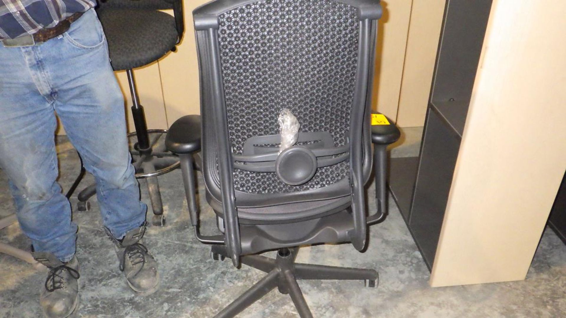DELUXE OFFICE CHAIR IN GOOD CONDITION - Image 3 of 3
