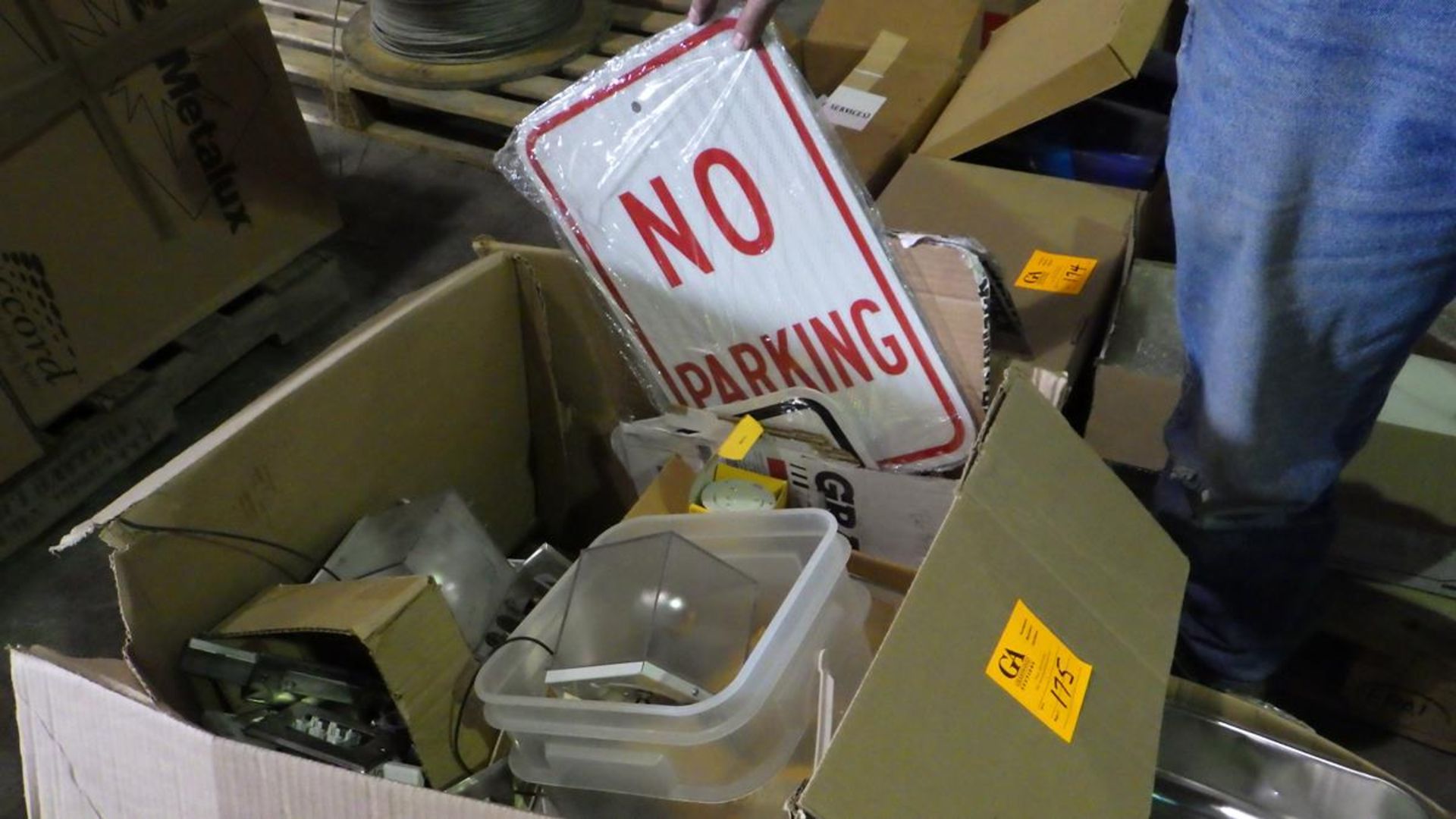PALLET OF MISC ELECTRICAL LIGHTING, PLUGS, SIGNS, ETC. - Image 3 of 3