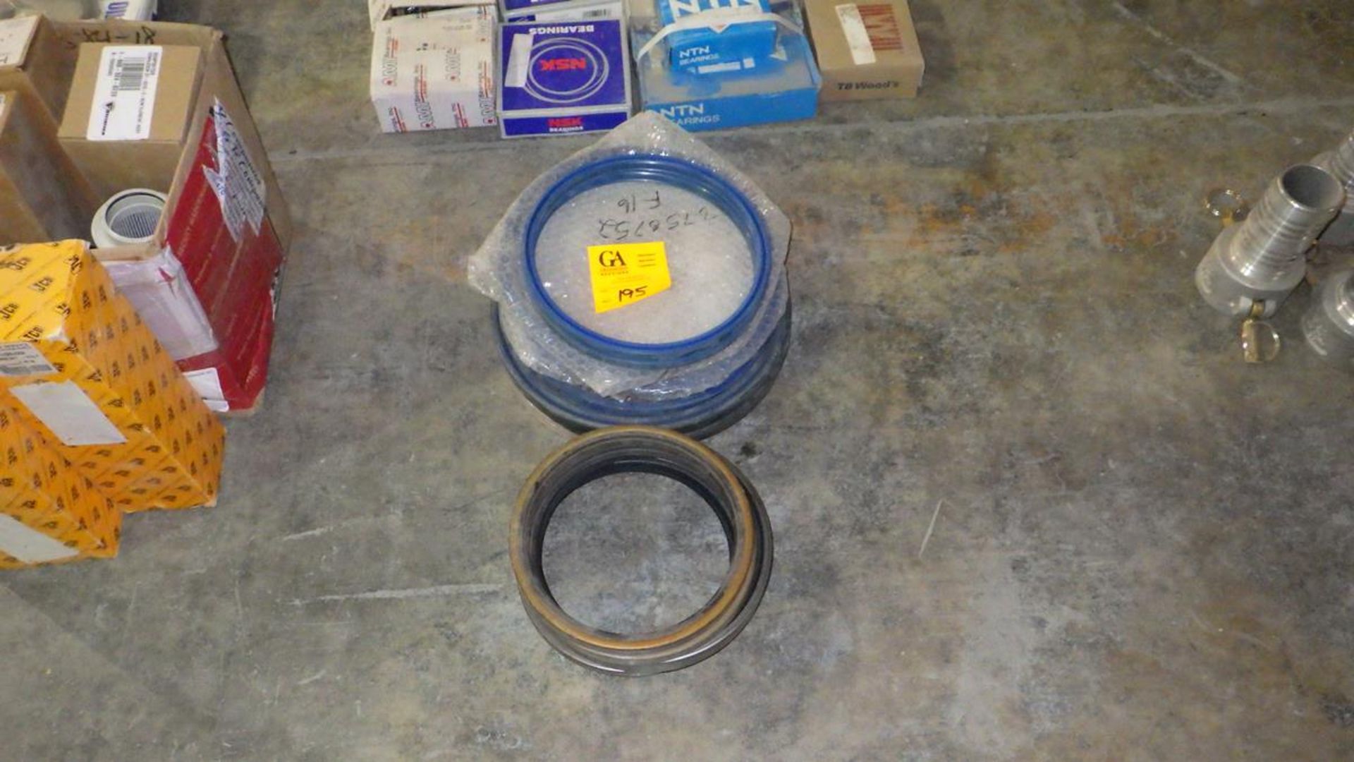 LOT OF 6 OIL SEALS AND HYDRAULIC CYLINDER WIPER SEALS - Image 3 of 3