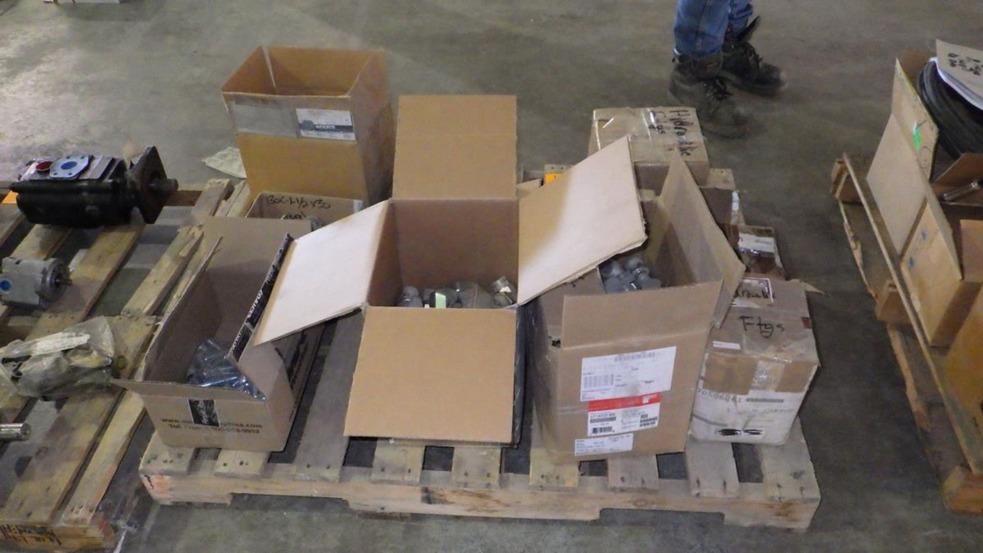 PALLET OF BOXES OF HYDRAULIC FITTINGS, RIGHT ANGLE GEAR DRIVE, CAM LOCKS, GRADER BLADE BOLTS. - Image 8 of 10