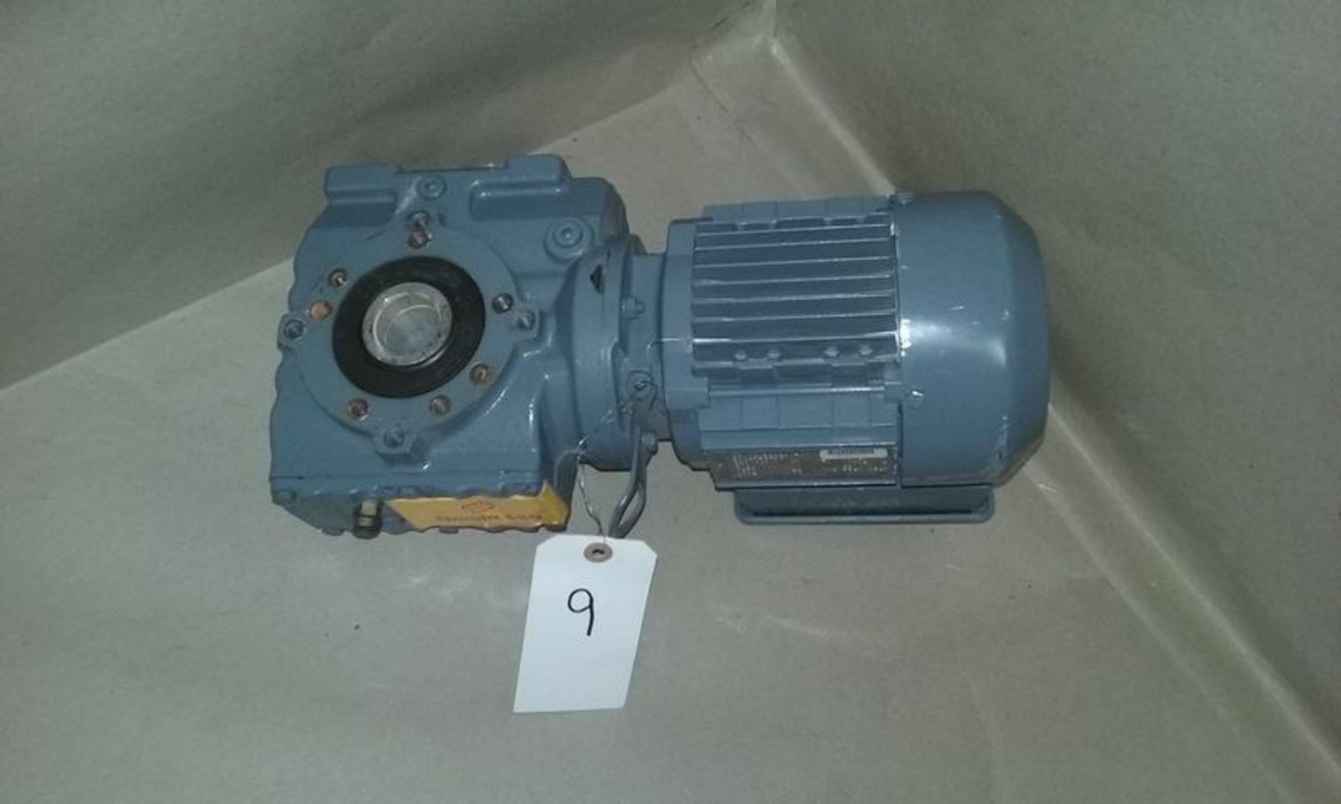 SEW EURODRIVE 1/2 HP WITH RIGHT ANGLE GEAR DRIVE - Image 4 of 4