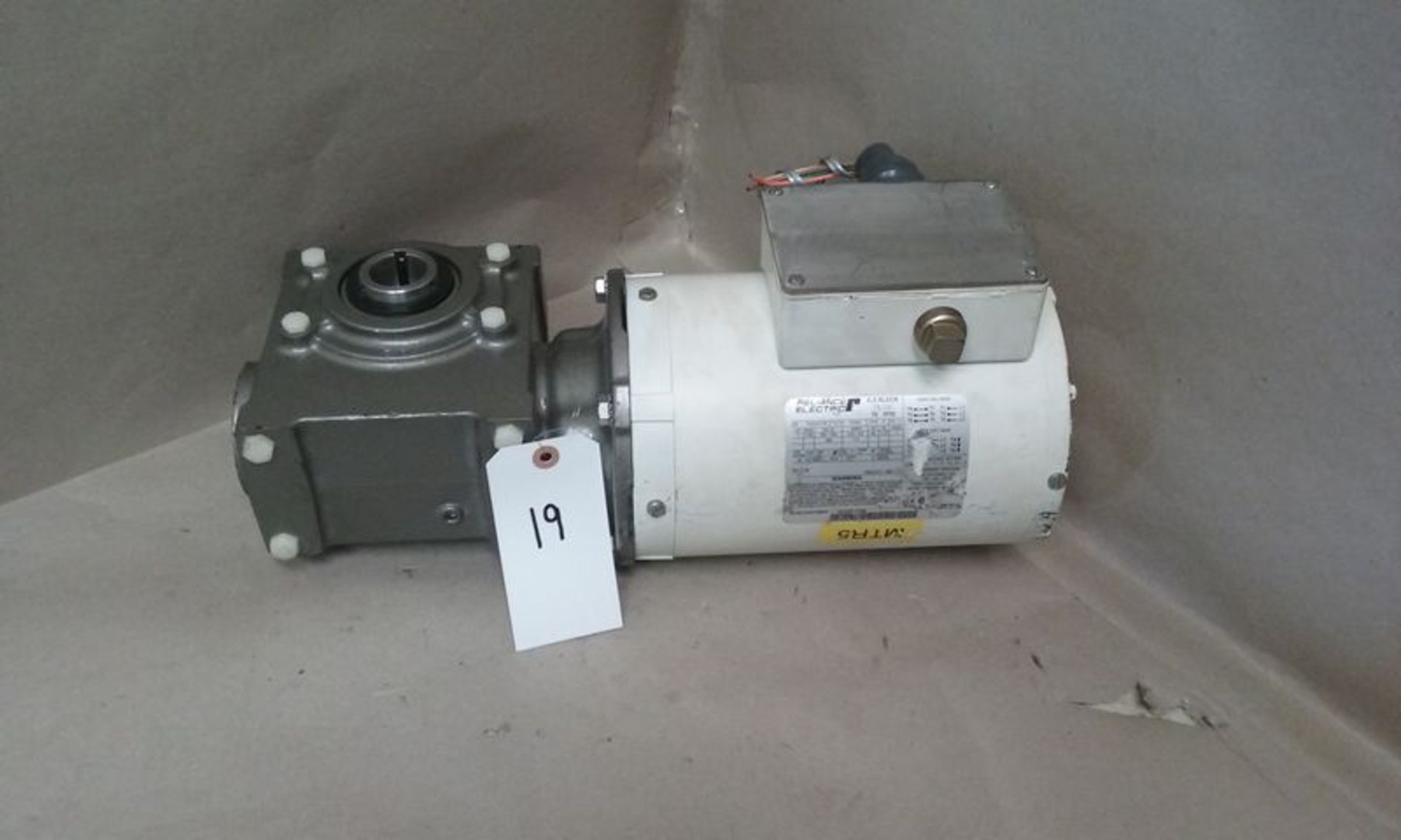 RELIANCE ELECTRIC 1 HP ELECTRIC MOTOR WITH RIGHT ANGLE GEAR DRIVE