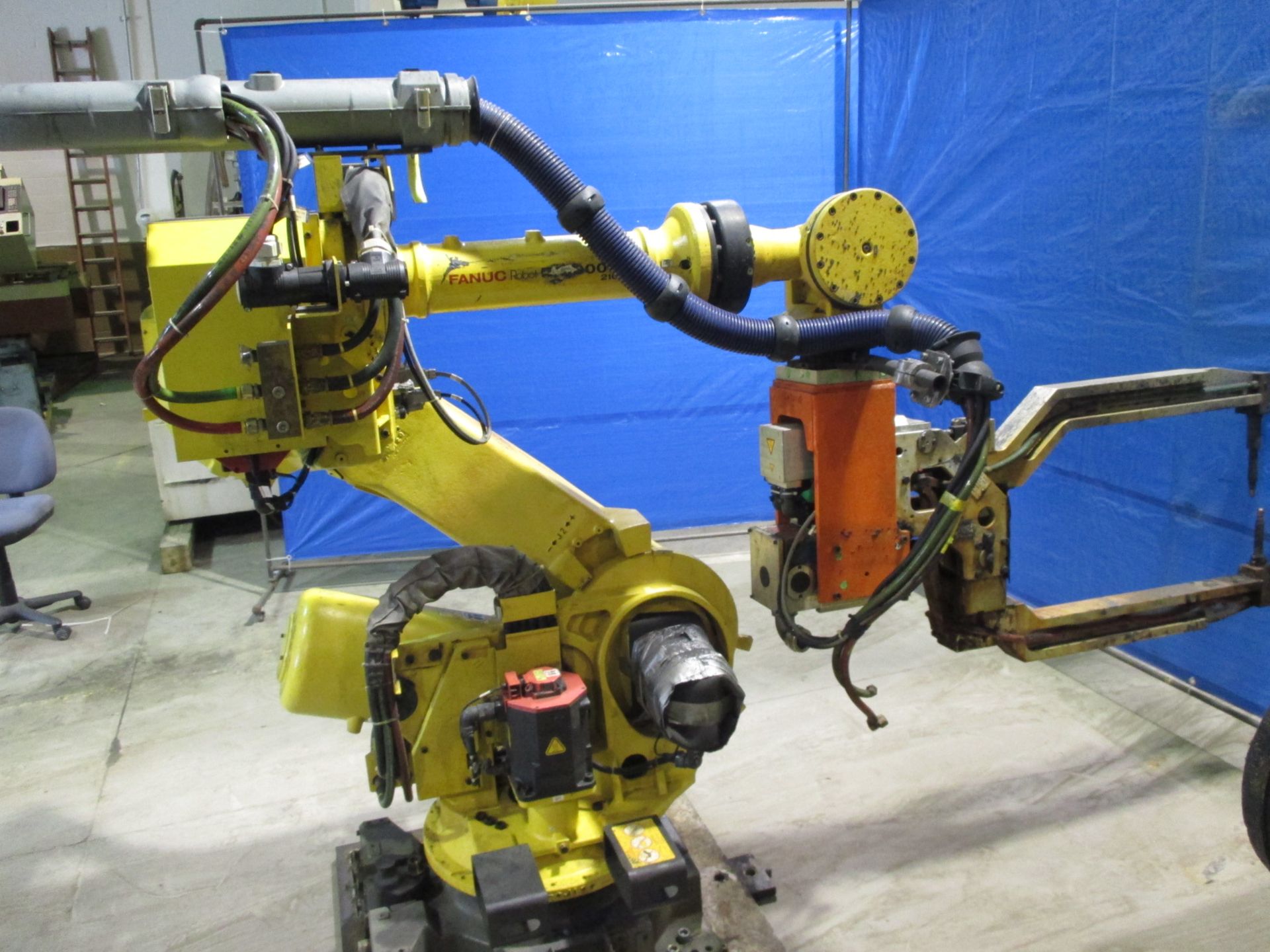 FANUC R-2000iB/210F WITH R-J3iC CONTROL SN 82092, INCLUDES THE TEACH PENDANT, CABLES