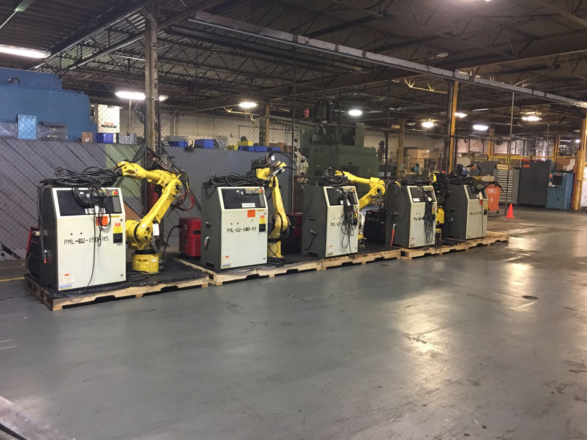 2005 FANUC ARCMATE 120iB W/R-J3iB CONTROLS, CABLES, TEACH PENDANT AND LINCOLN POWERWAVE 455M