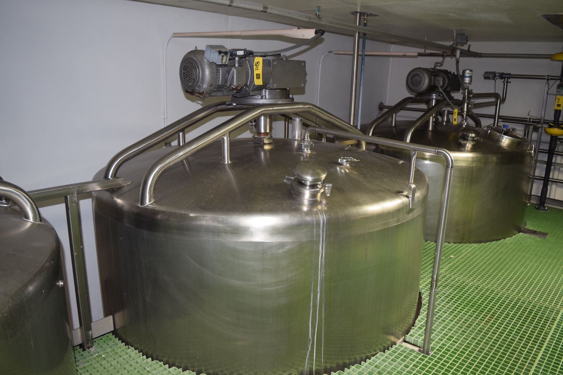 Mueller 3,500 Gallon S/S Dome-Top Cone-Bottom Single-Shell Blend Tank with Side- and Bottom-Sweep - Image 4 of 4