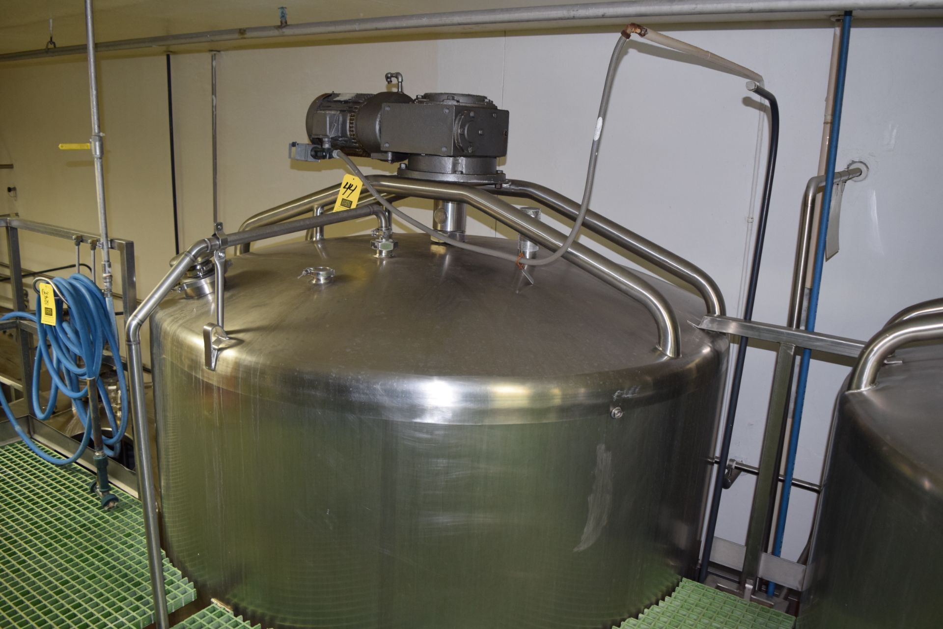 Mueller 3,500 Gallon S/S Dome-Top Cone-Bottom Single-Shell Blend Tank with Side- and Bottom-Sweep - Image 4 of 4