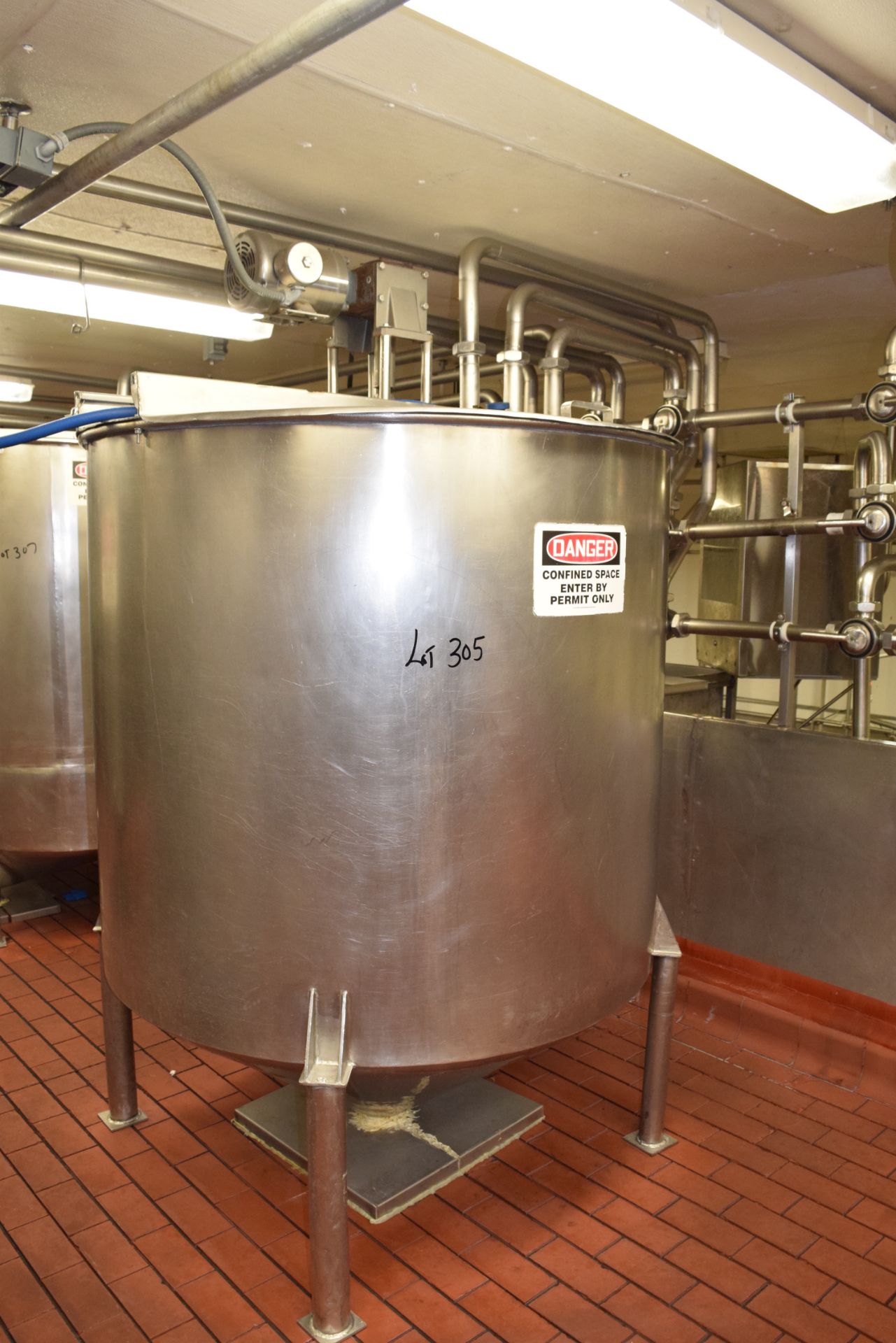 500 Gallon Hinged-Lid Cone-Bottom, Single-Shell S/S Tank with Vertical Agitation Rigging Charge: $