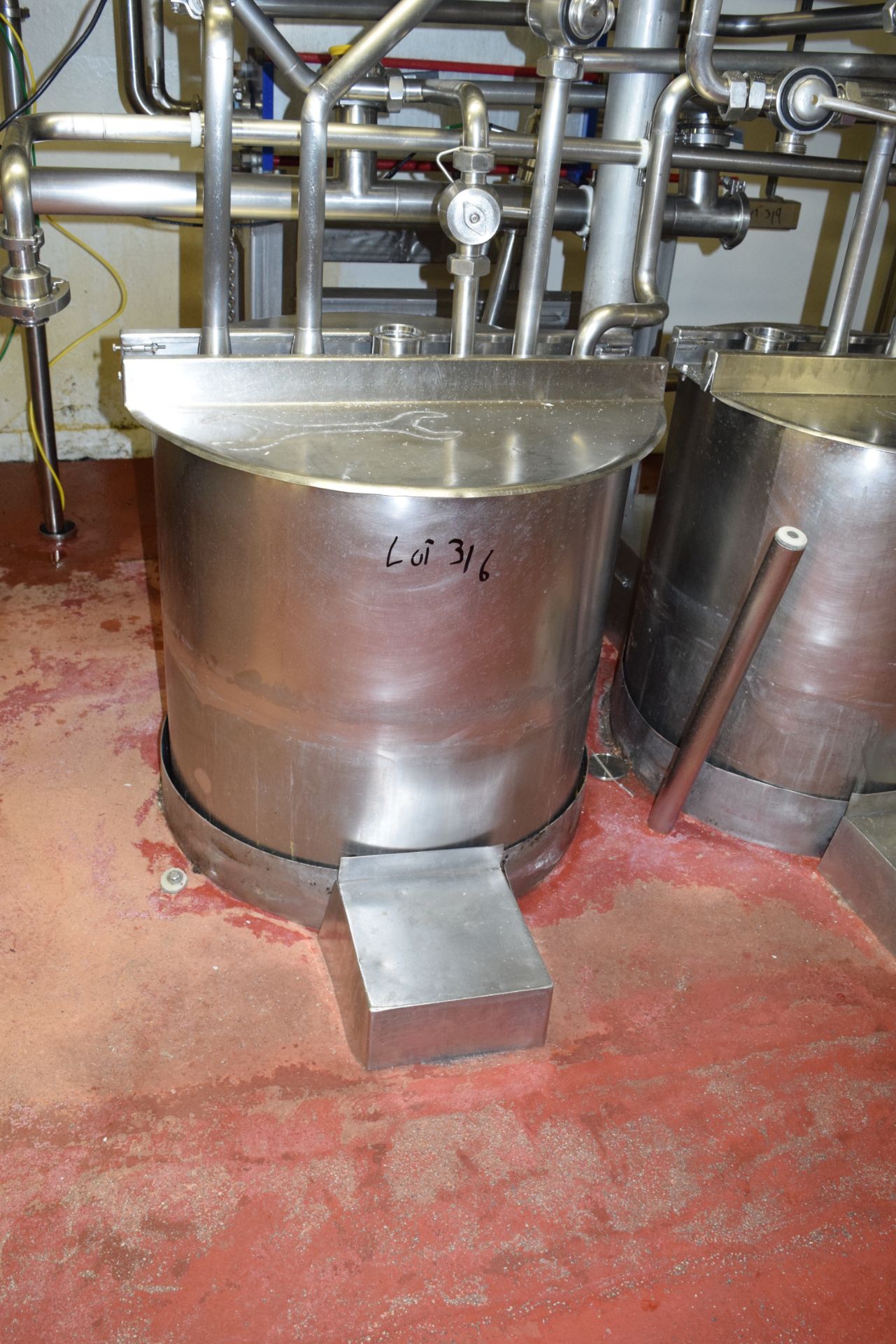 100 Gallon Dish-Bottom Hinged-Lid Tank with Tumbler-Style Agitation Rigging Charge: $700