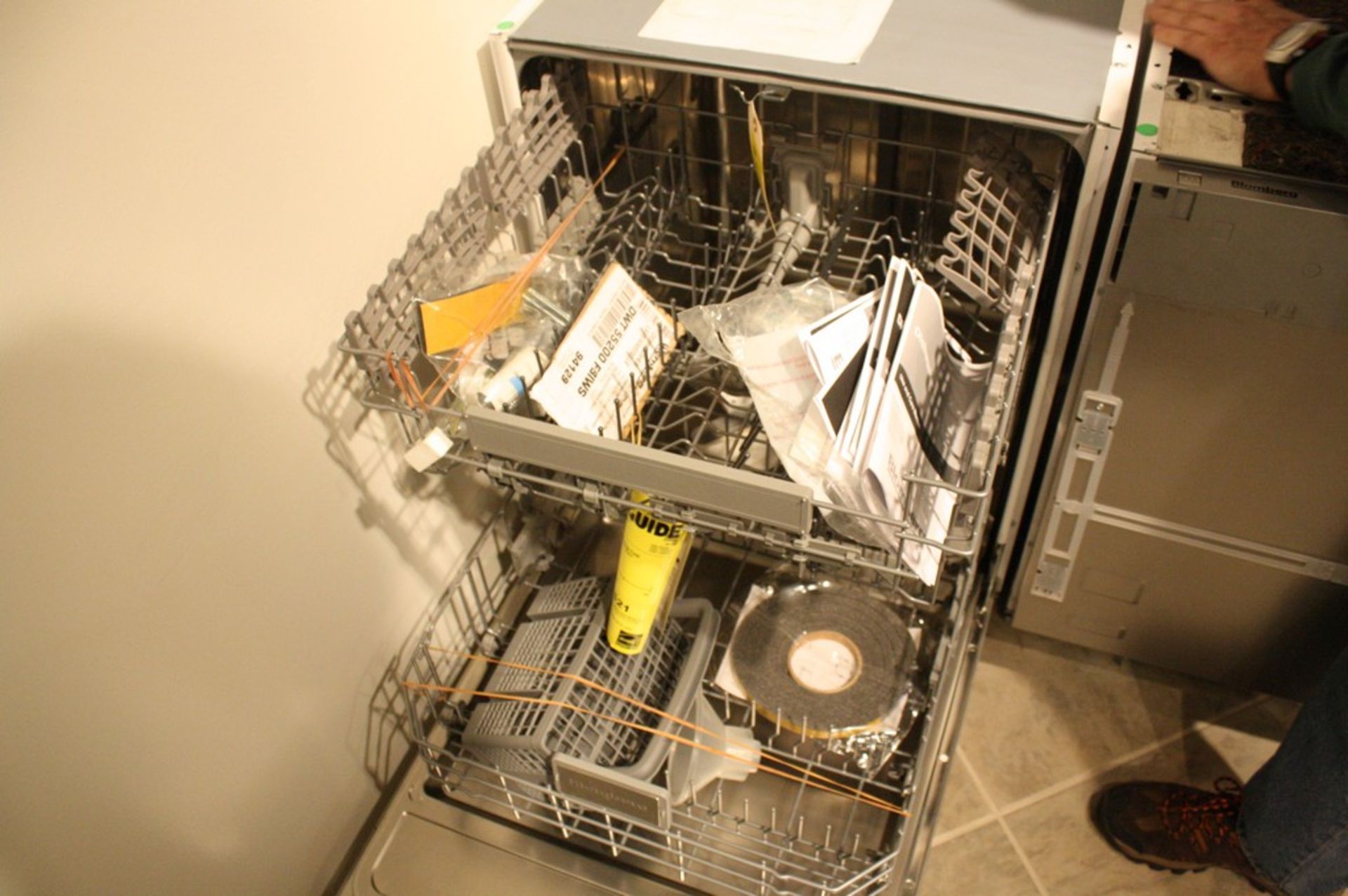 BLOMBERG MODEL DWT55200FBIWS DISHWASHER S/N 7658639571-1280002607: Built In, 12 Place Settings - Image 2 of 3