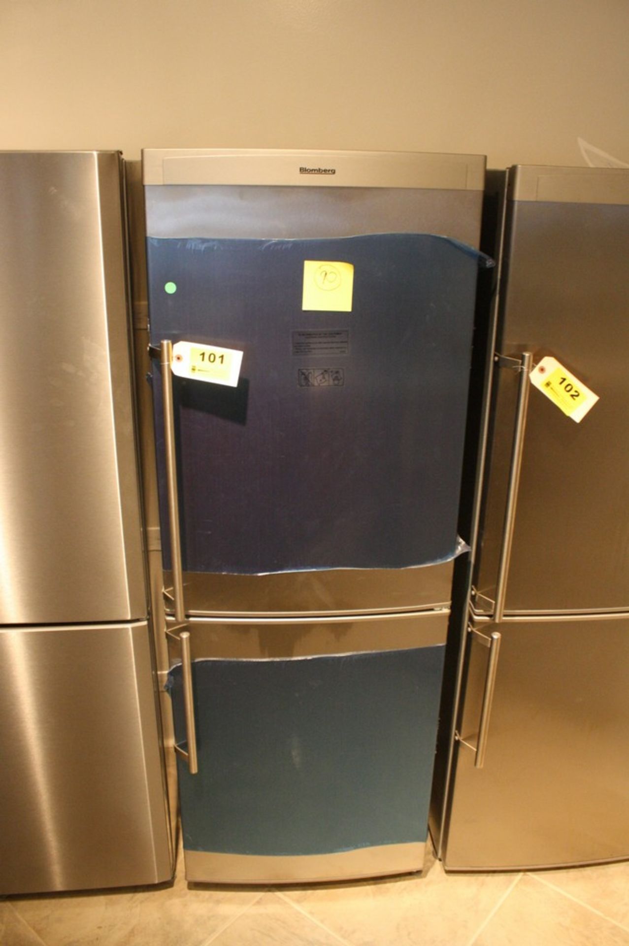 BLOMBERG MODEL BRFB1040 10.6 CU. FT. COUNTER-DEPTH BOTTOM-FREEZER REFRIGERATOR S/N 1210120809: