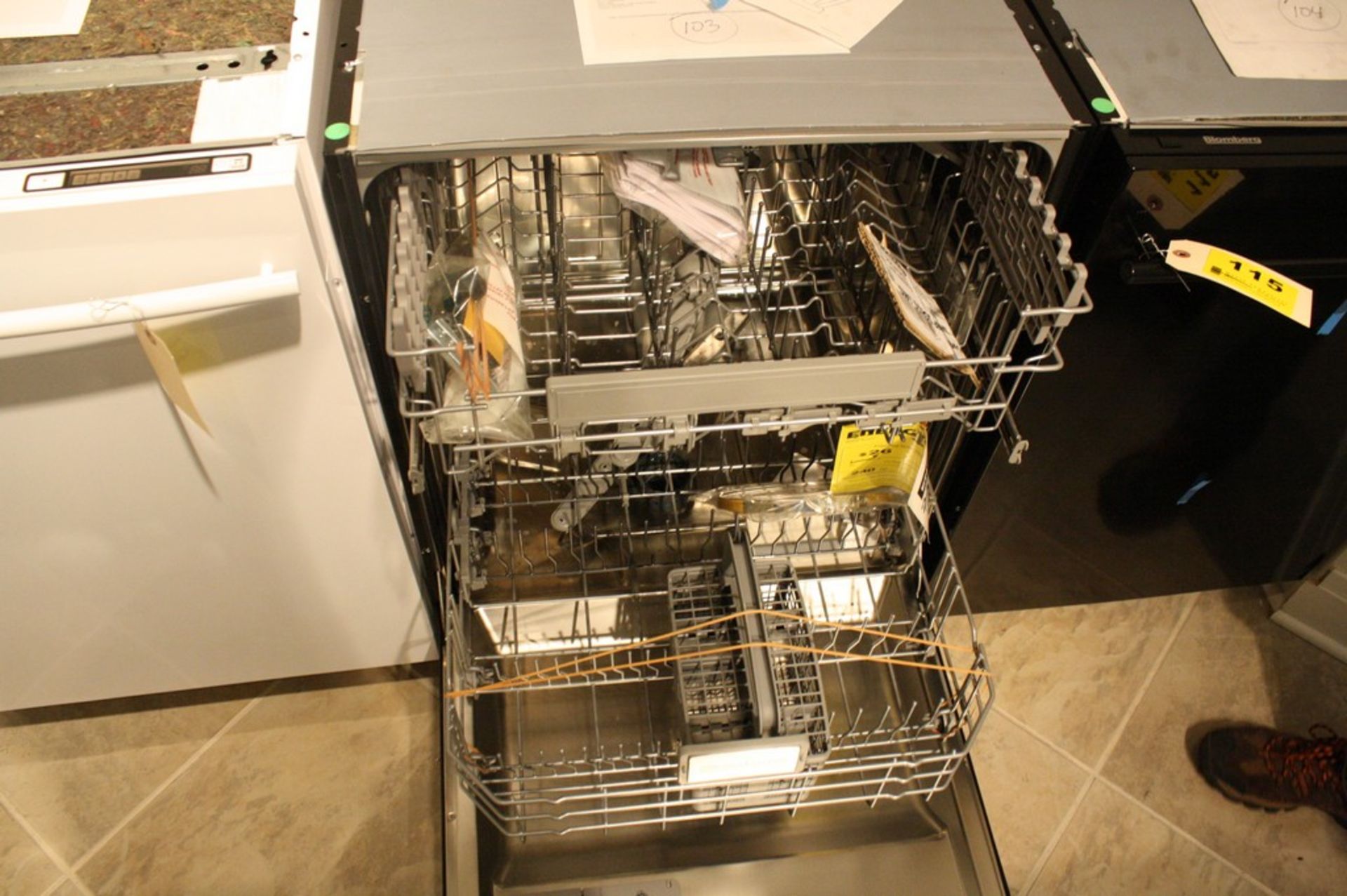 BLOMBERG MODEL DWT55200BWS DISHWASHER S/N 7656339571-1280002407: Built In, 12 Place Settings - Image 2 of 3