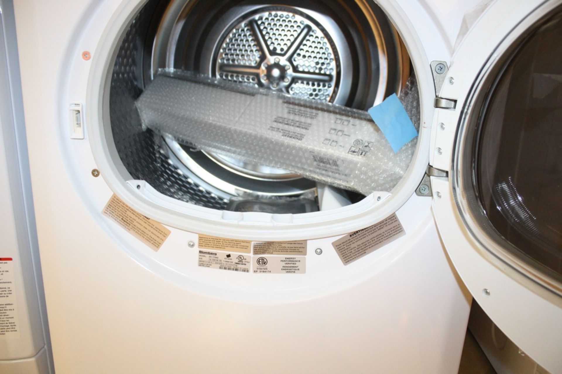 BLOMBERG MODEL WM87120 S/N 1440154109 24 Inch Front-Load Washer with 2.15 cu. ft. Capacity, 16 - Image 3 of 5
