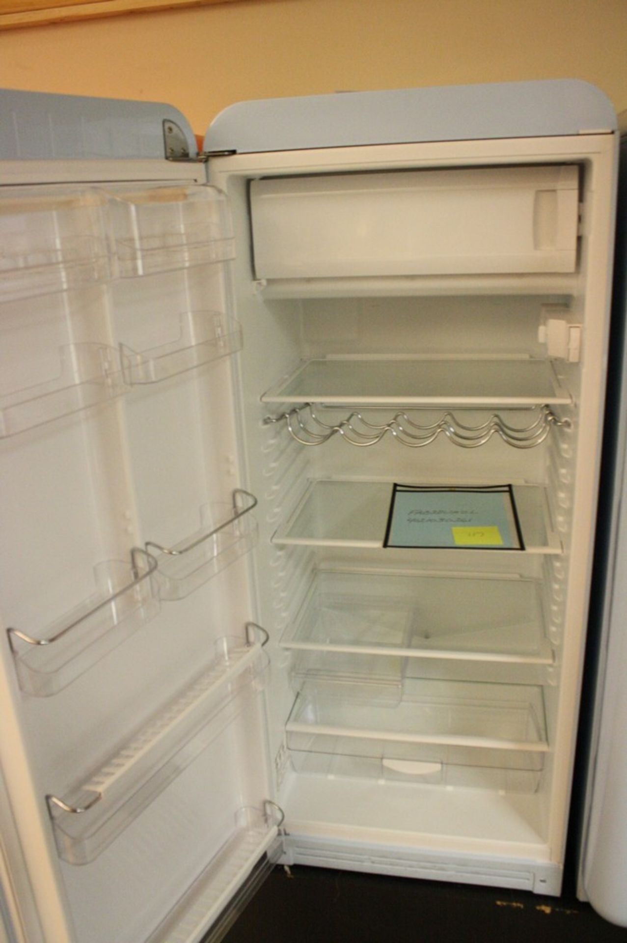 SMEG MODEL FAB28UAZL 50'S STYLE TOP-FREEZER REFRIGERATOR S/N 4021030261: 24" Top-Freezer - Image 2 of 2