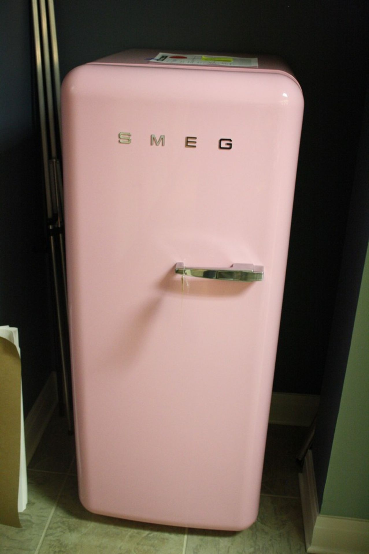 SMEG MODEL FAB28UROL 50'S STYLE TOP-FREEZER REFRIGERATOR S/N 3043007001: 24" Top-Freezer