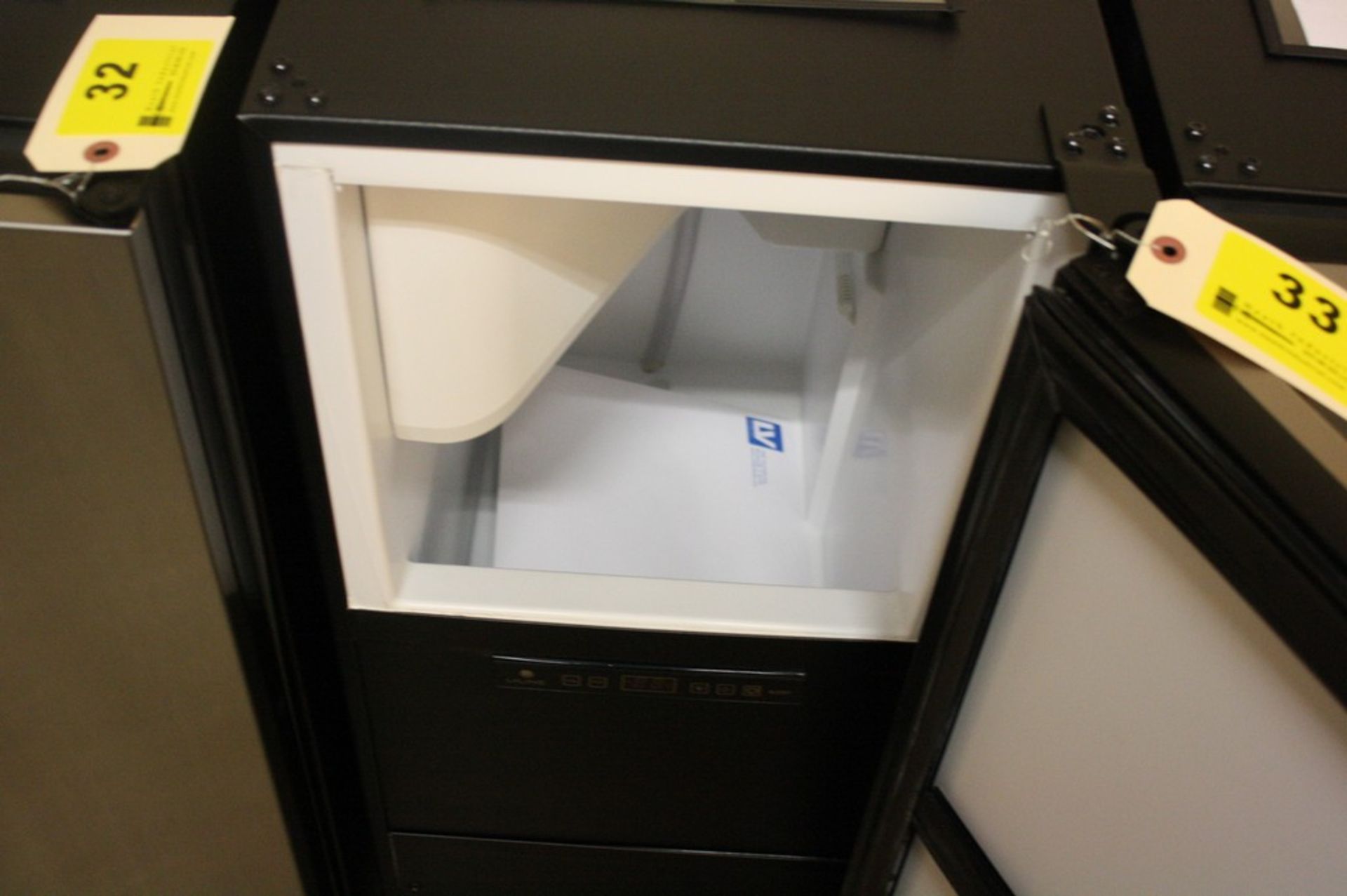 U-LINE MODEL U-CLR1215B-40A CLEAR ICE MAKER S/N 1535486-010009: 1000 Series, 15 Inch Undercounter - Image 2 of 3