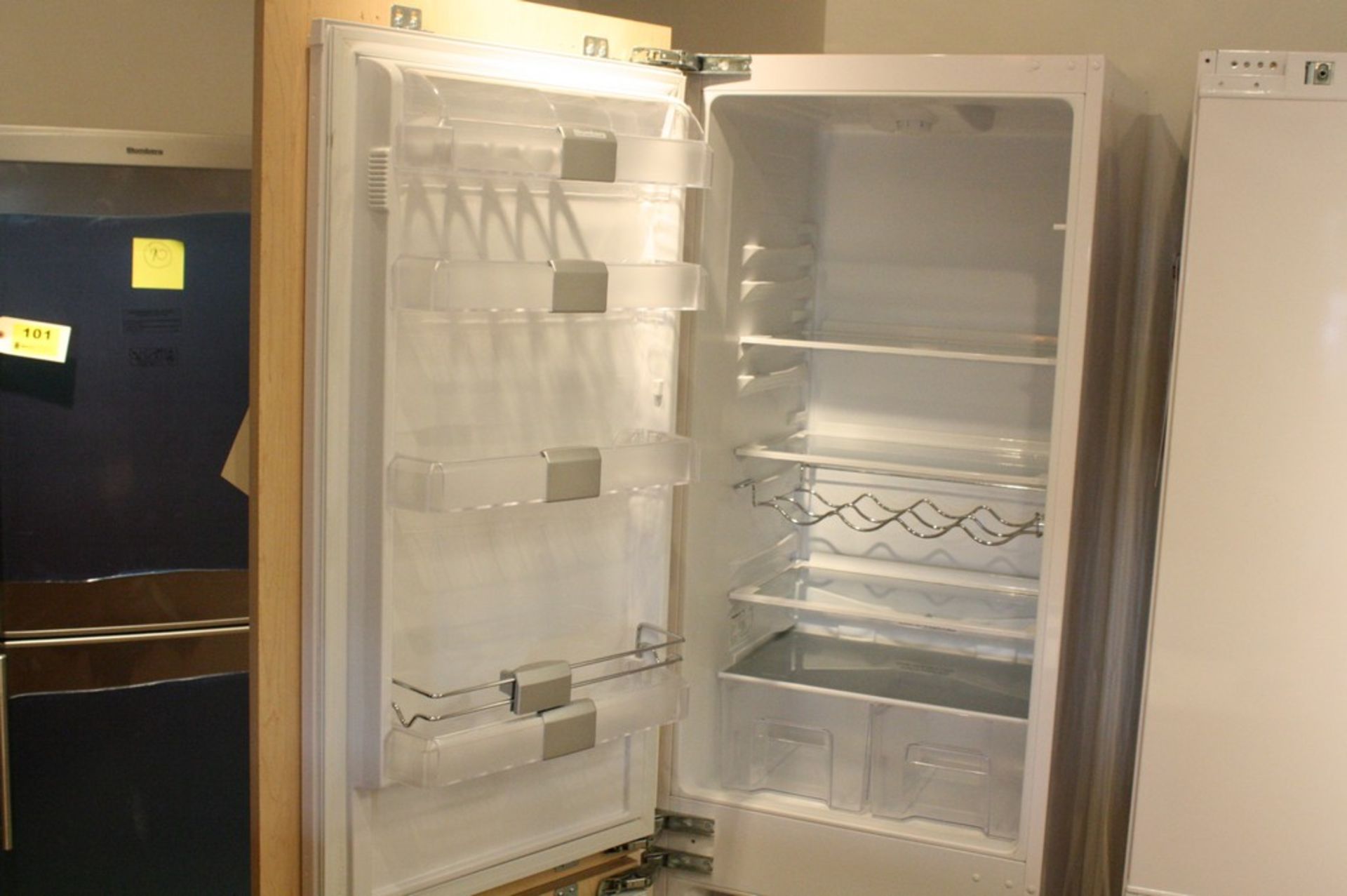 BLOMBERG MODEL BRFB0900 24 INCH BUILT-IN BOTTOM-FREEZER REFRIGERATOR S/N 121000302: With 9.9 Cu. - Image 2 of 3