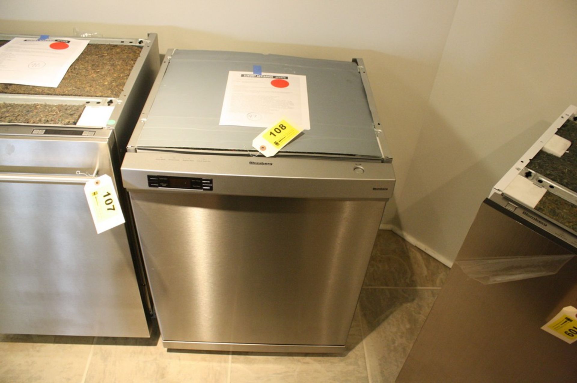 BLOMBERG MODEL DW24100SS DISHWASHER S/N 7662839542-1380088012: Built In, 24 Inch Full Console