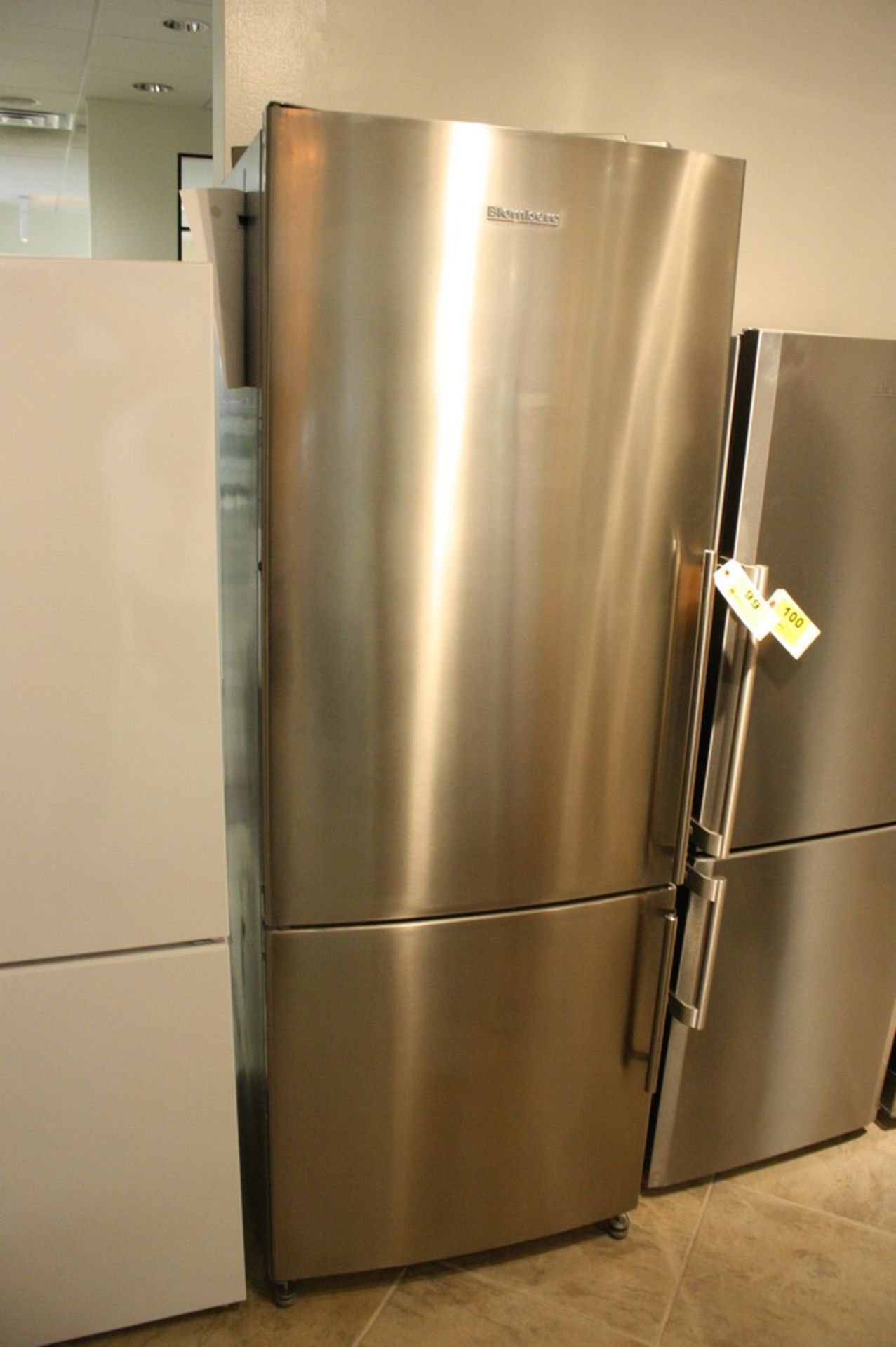 BLOMBERG MODEL BRFB1450 14.8 CU. FT. COUNTER-DEPTH BOTTOM-FREEZER REFRIGERATOR S/N 1210005102: