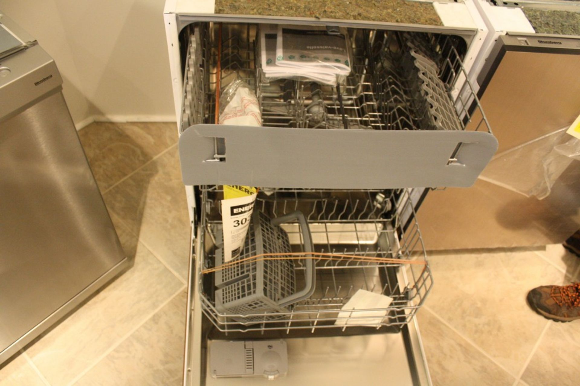 BLOMBERG MODEL DWT36201 DISHWASHER S/N 11500085-08: Fully Integrated Dishwasher With 5 Wash - Image 2 of 3