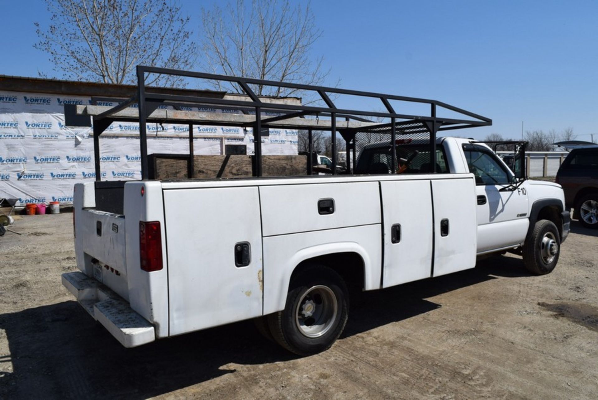 CHEVROLET 3500 SILVERADO UTILITY TRUCK VIN: 1GBJC34U84E271671 (2004) V8, A/T, 9' UTILITY BODY, - Image 4 of 10