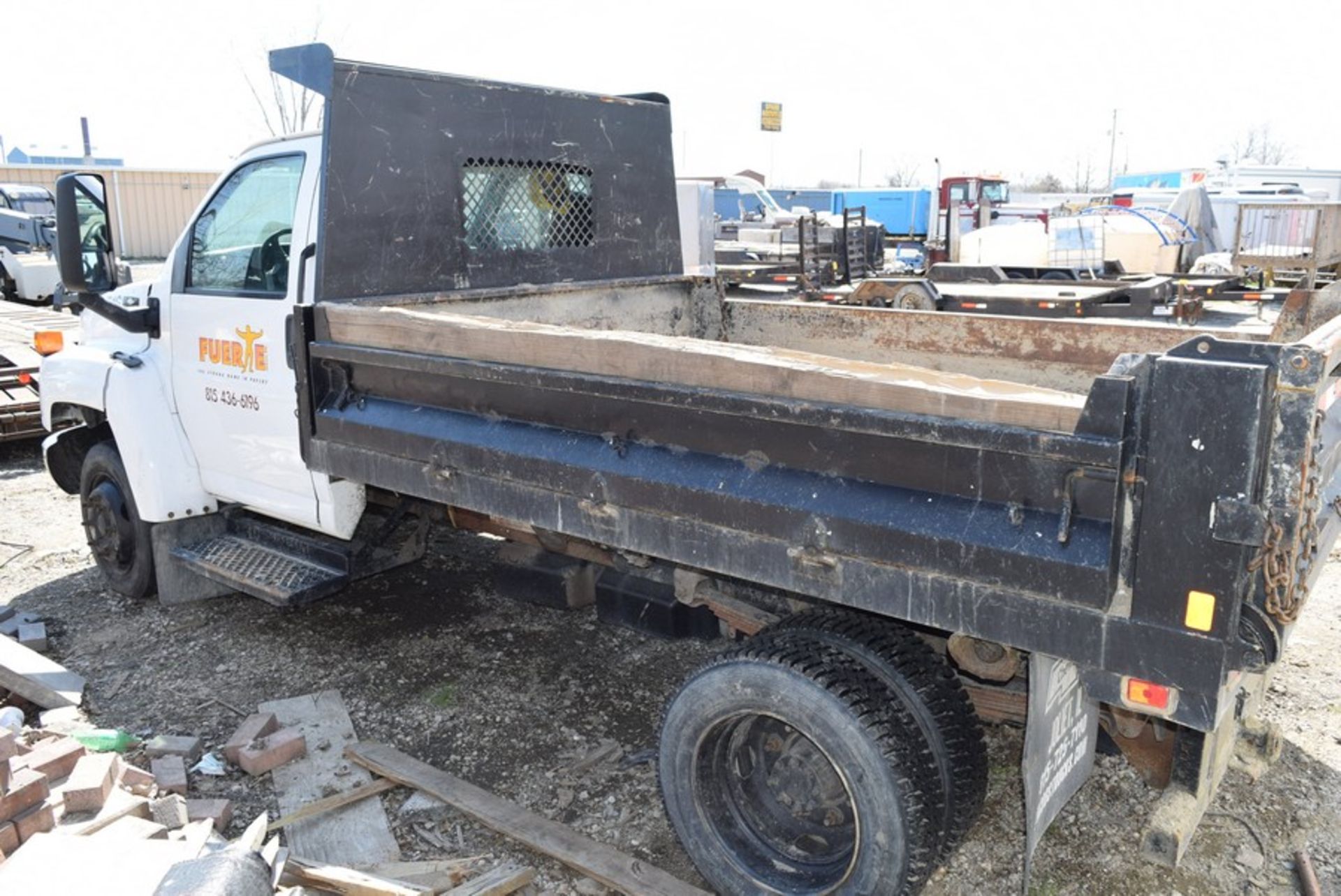 CHEVROLET C4500 12' S/A CONTRACTORS DUMP TRUCK VIN: 1GBE4C1237F402098 (2007) DURAMAX DIESEL, A/T, - Image 5 of 10