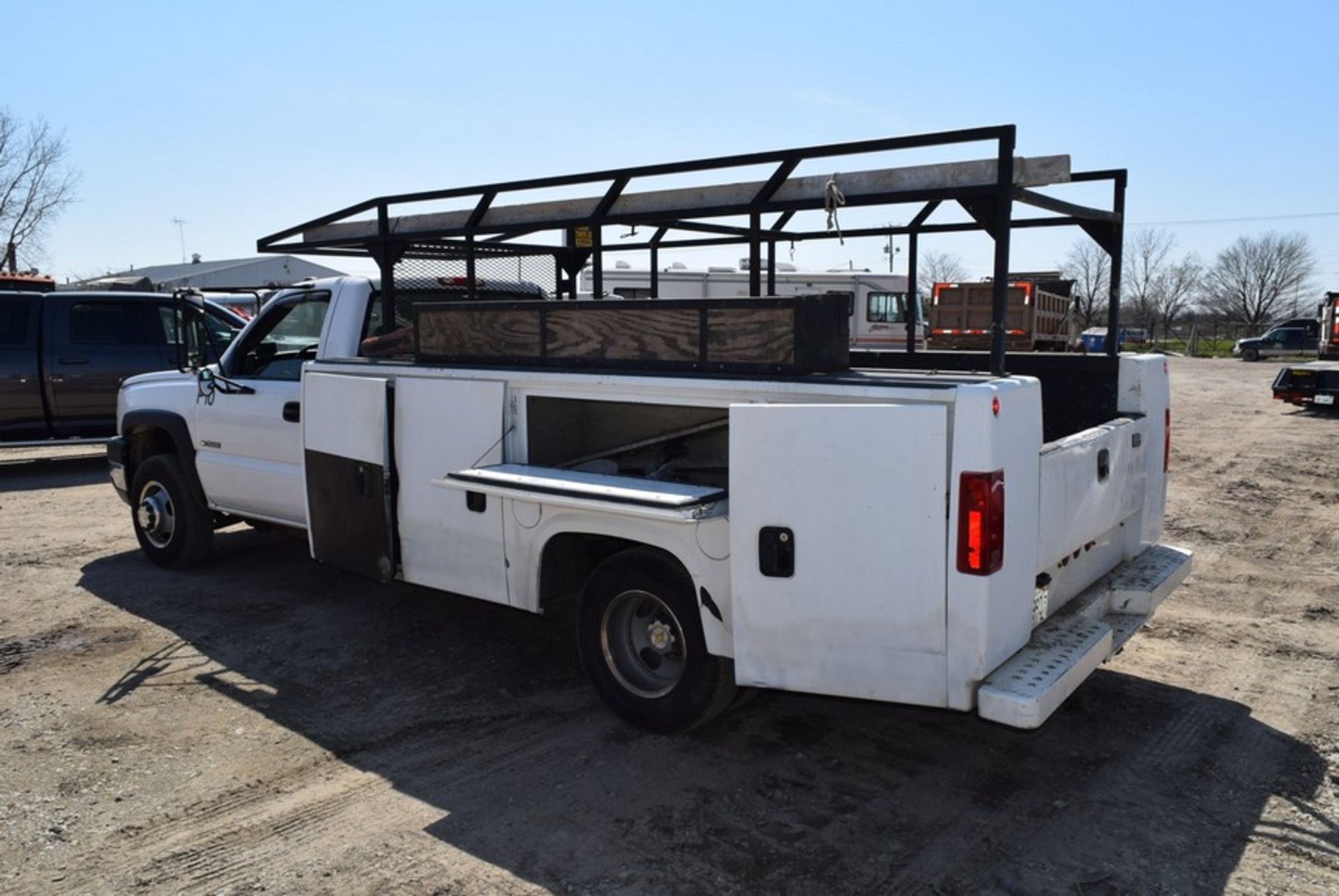 CHEVROLET 3500 SILVERADO UTILITY TRUCK VIN: 1GBJC34U84E271671 (2004) V8, A/T, 9' UTILITY BODY, - Image 2 of 10