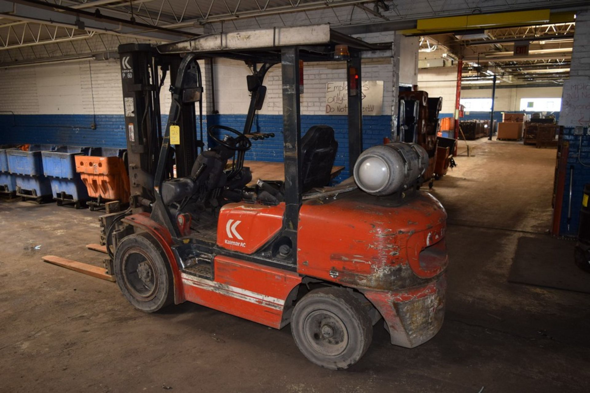 KALMAR P-60BXHPS 6,000LB DUAL FUEL FORK LIFT TRUCK S/N: 590071A, TRIPLE MAST, S/SHIFT, ROTARY FORK - Image 2 of 8