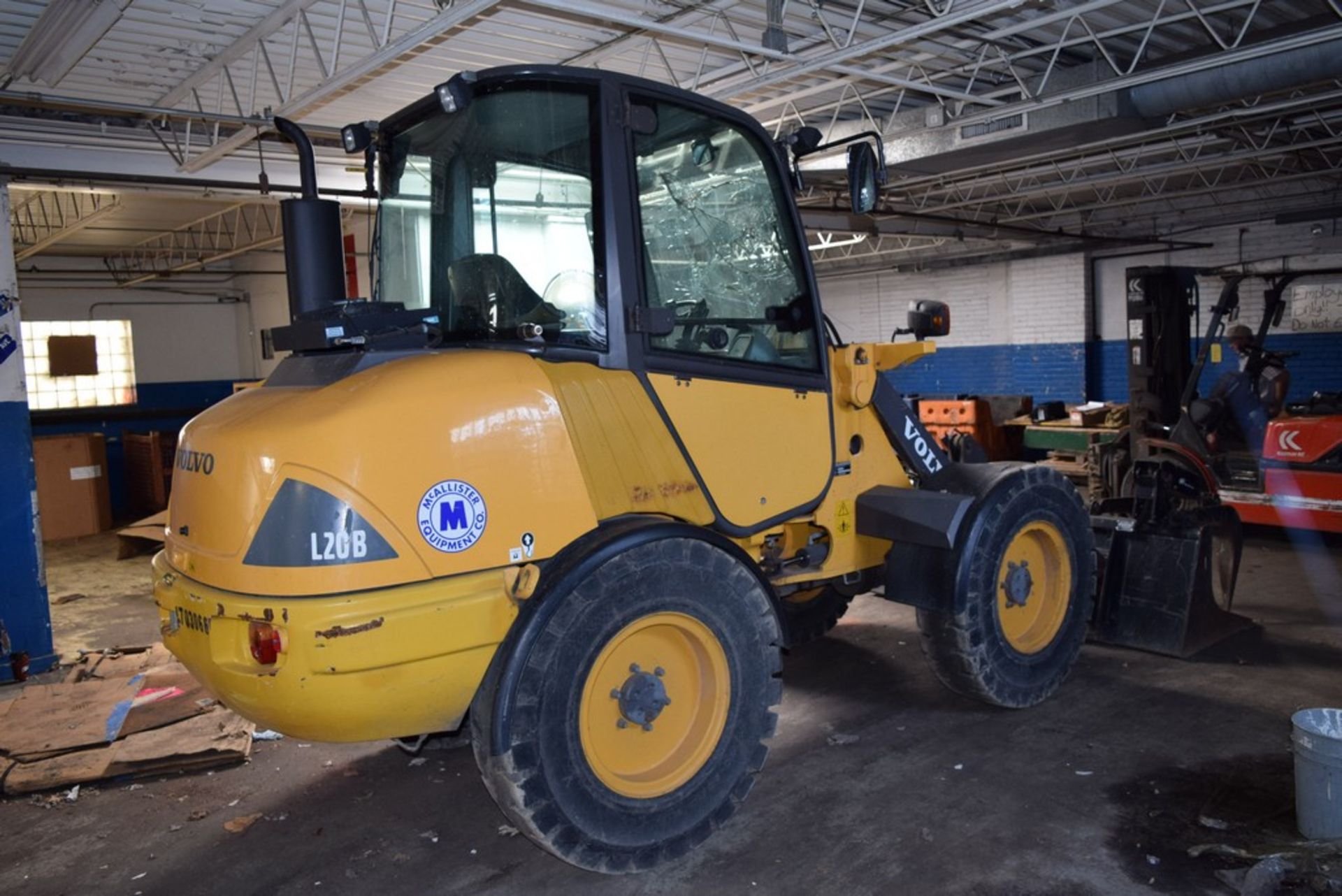 VOLVO L20BP WHEEL LOADER S/N: VCE0L20BC01703066 (2008) GRAPPLE BUCKET, A/C CAB, 11-20 SOLID TIRES, - Image 7 of 13