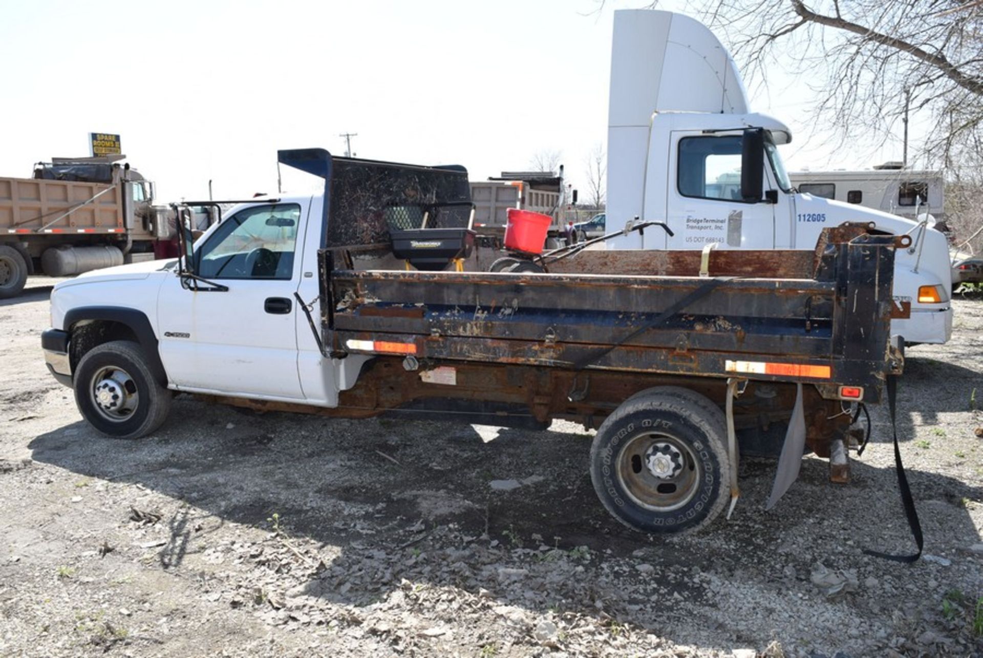 CHEVROLET 3500 SILVERADO 10' S/A CONTRACTORS DUMP TRUCK VIN: 1GBJK34U95E253829 (2005) V8, A/T, - Image 2 of 13