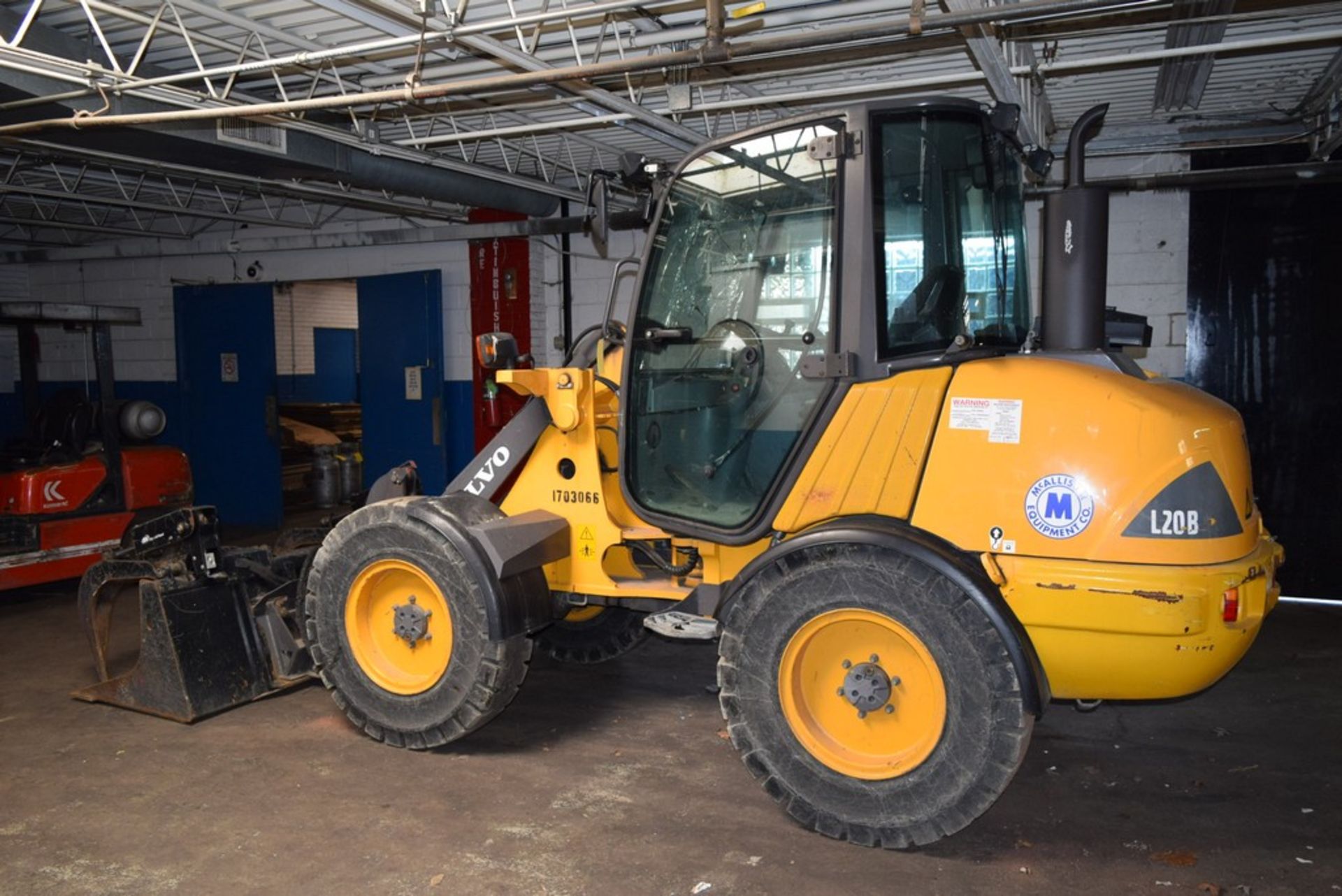 VOLVO L20BP WHEEL LOADER S/N: VCE0L20BC01703066 (2008) GRAPPLE BUCKET, A/C CAB, 11-20 SOLID TIRES, - Image 2 of 13