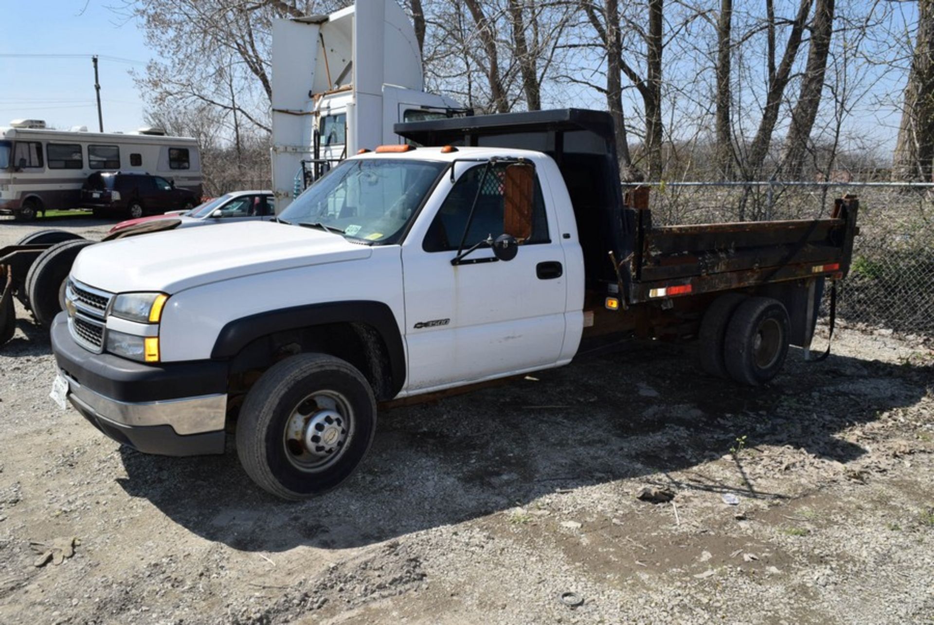 CHEVROLET 3500 SILVERADO 10' S/A CONTRACTORS DUMP TRUCK VIN: 1GBJK34U95E253829 (2005) V8, A/T,