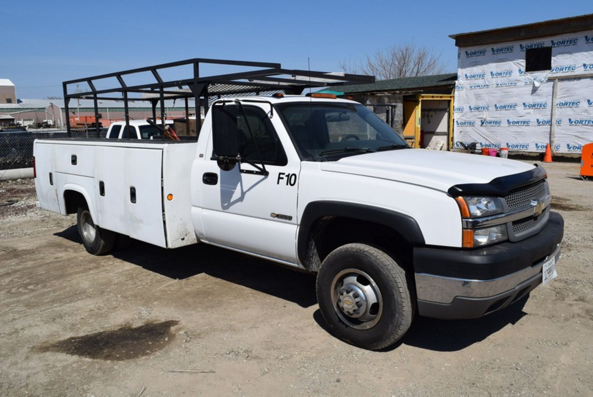 CHEVROLET 3500 SILVERADO UTILITY TRUCK VIN: 1GBJC34U84E271671 (2004) V8, A/T, 9' UTILITY BODY, - Image 5 of 10