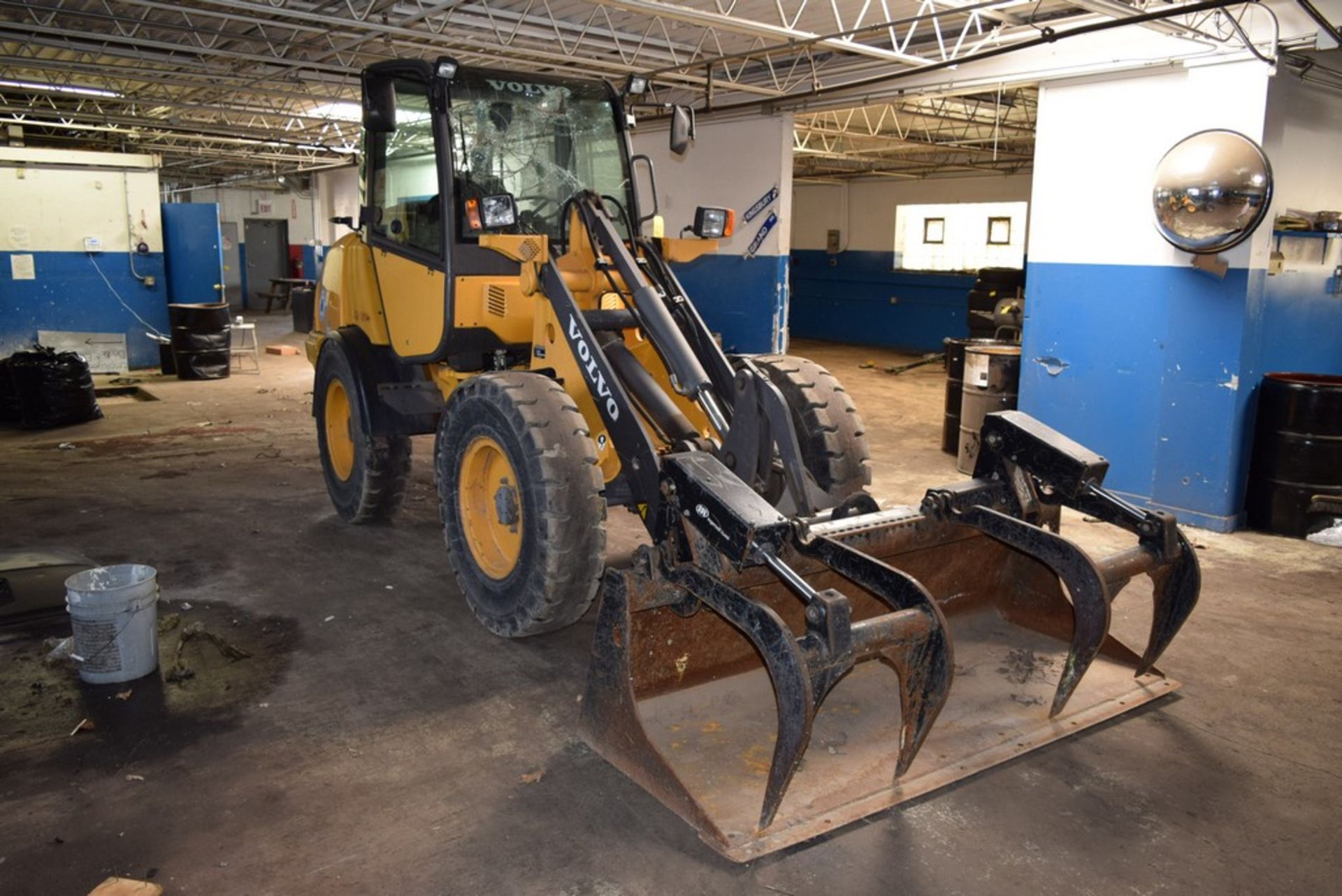 VOLVO L20BP WHEEL LOADER S/N: VCE0L20BC01703066 (2008) GRAPPLE BUCKET, A/C CAB, 11-20 SOLID TIRES, - Image 8 of 13